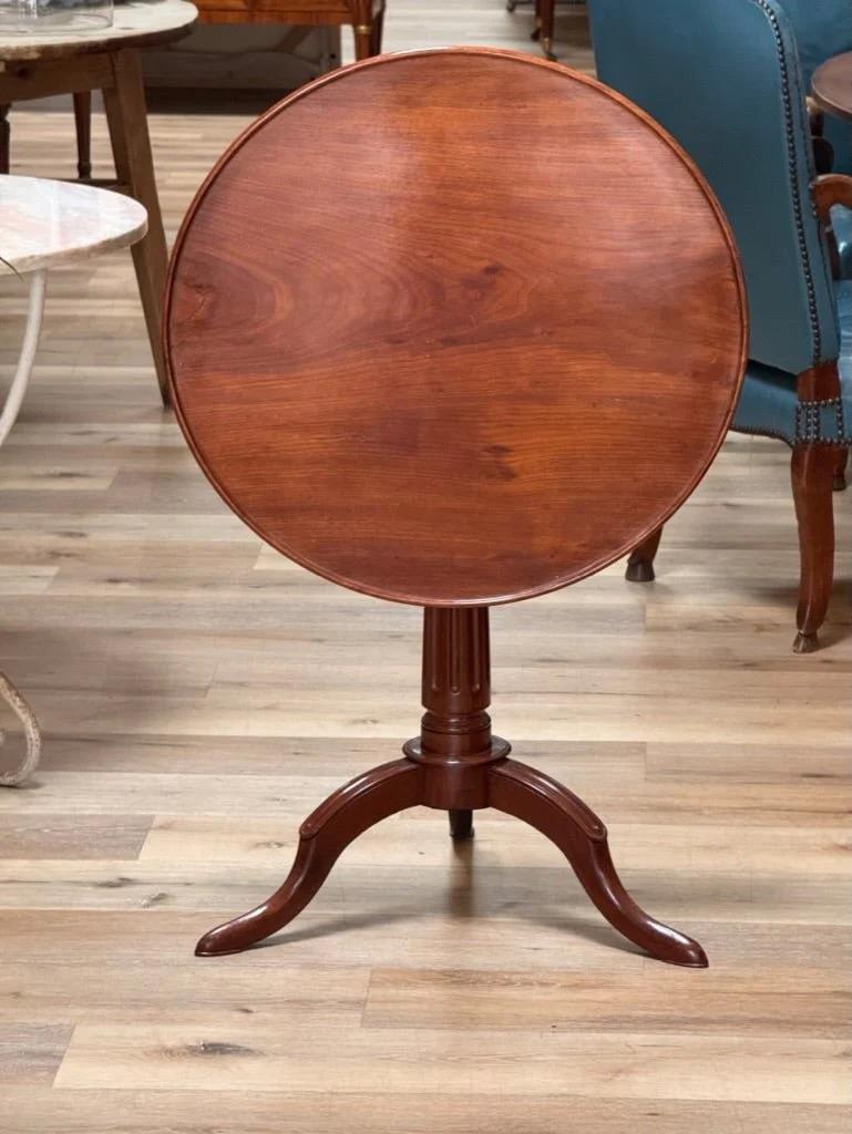 Ein seltener, raffinierter Louis XVI  Mahagoni-Dreibein-Beistelltisch, spätes 18. - frühes 19. Jahrhundert, kippbare Platte, die fein profilierte, gerahmte Platte über einem  Ring gedrehte und geriffelte Säule über raffiniert geschnitzten Knien auf