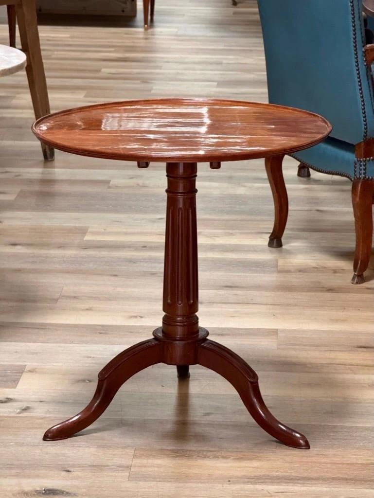 Louis XVI Mahagoni Dreibein Beistelltisch mit kippbarer Platte (Louis XVI.) im Angebot