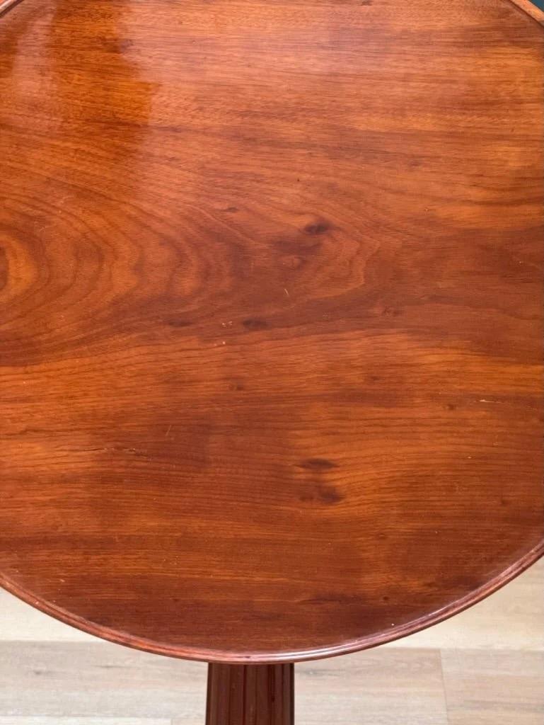 Louis XVI Mahagoni Dreibein Beistelltisch mit kippbarer Platte (Unbekannt) im Angebot