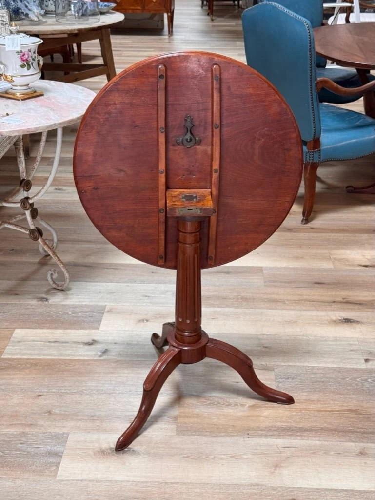 Louis XVI Mahagoni Dreibein Beistelltisch mit kippbarer Platte im Zustand „Gut“ im Angebot in Charlottesville, VA