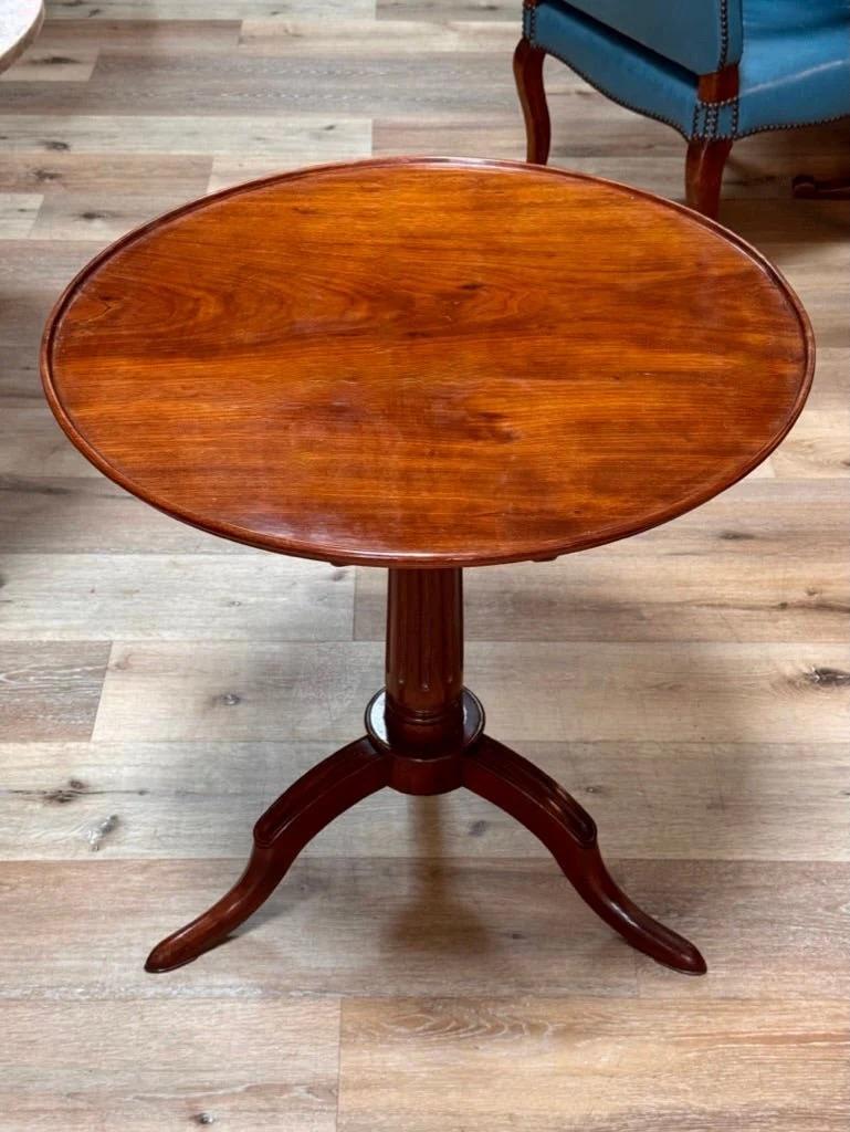 Louis XVI Mahagoni Dreibein Beistelltisch mit kippbarer Platte (19. Jahrhundert) im Angebot