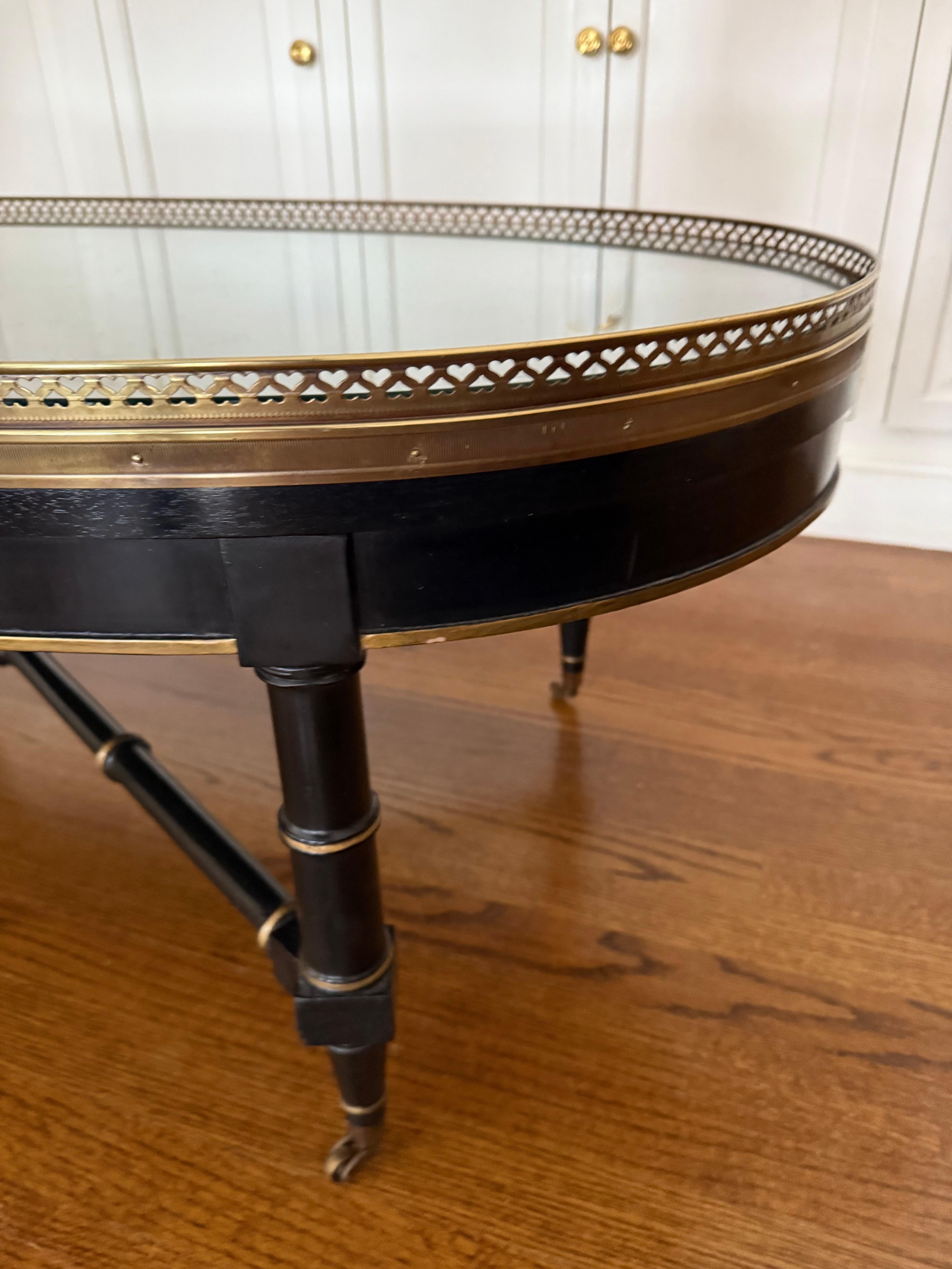 Table basse ovale noire de style Maison Jansen et galerie en laiton en vente 3