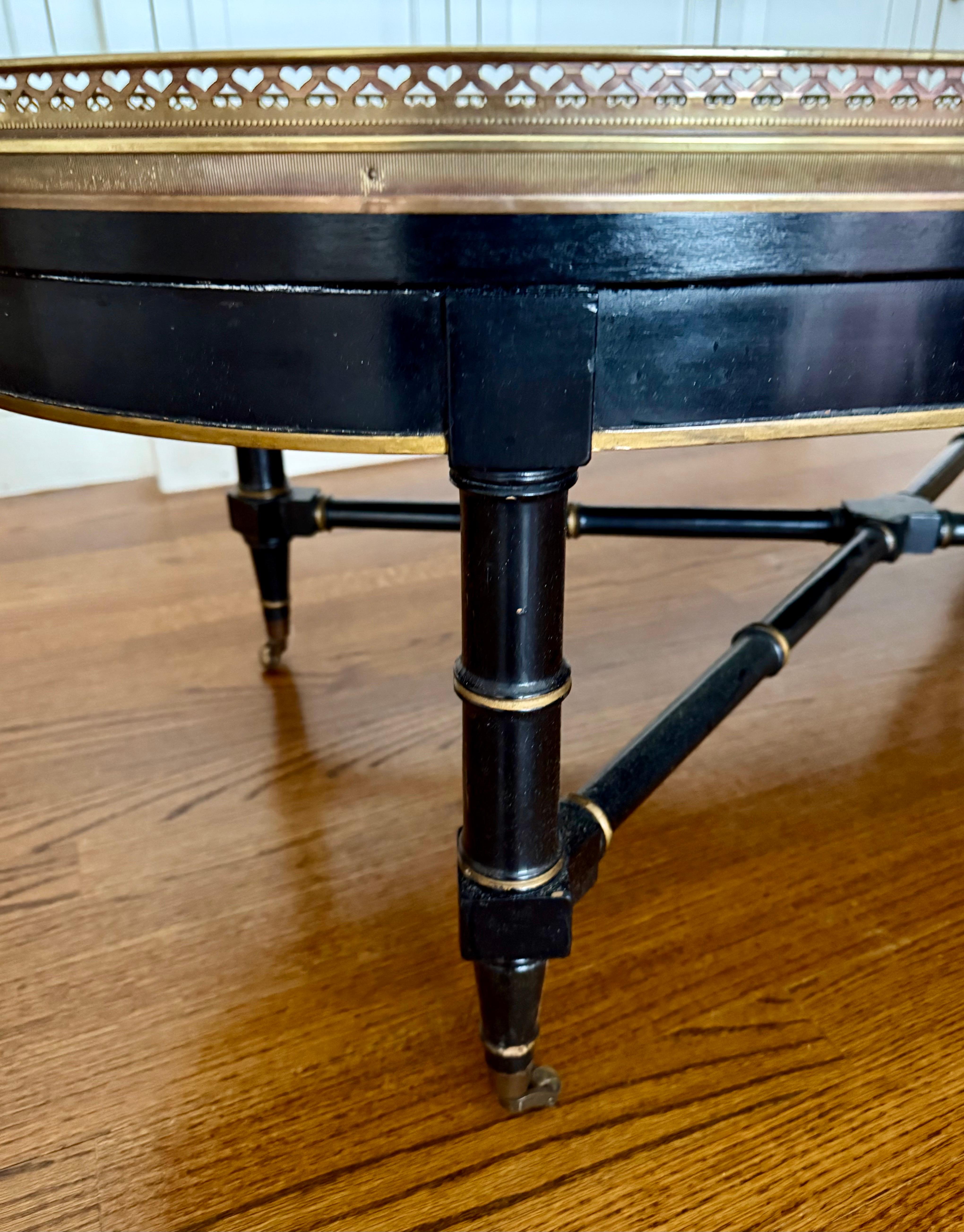 Louis XVI Table basse ovale noire de style Maison Jansen et galerie en laiton en vente