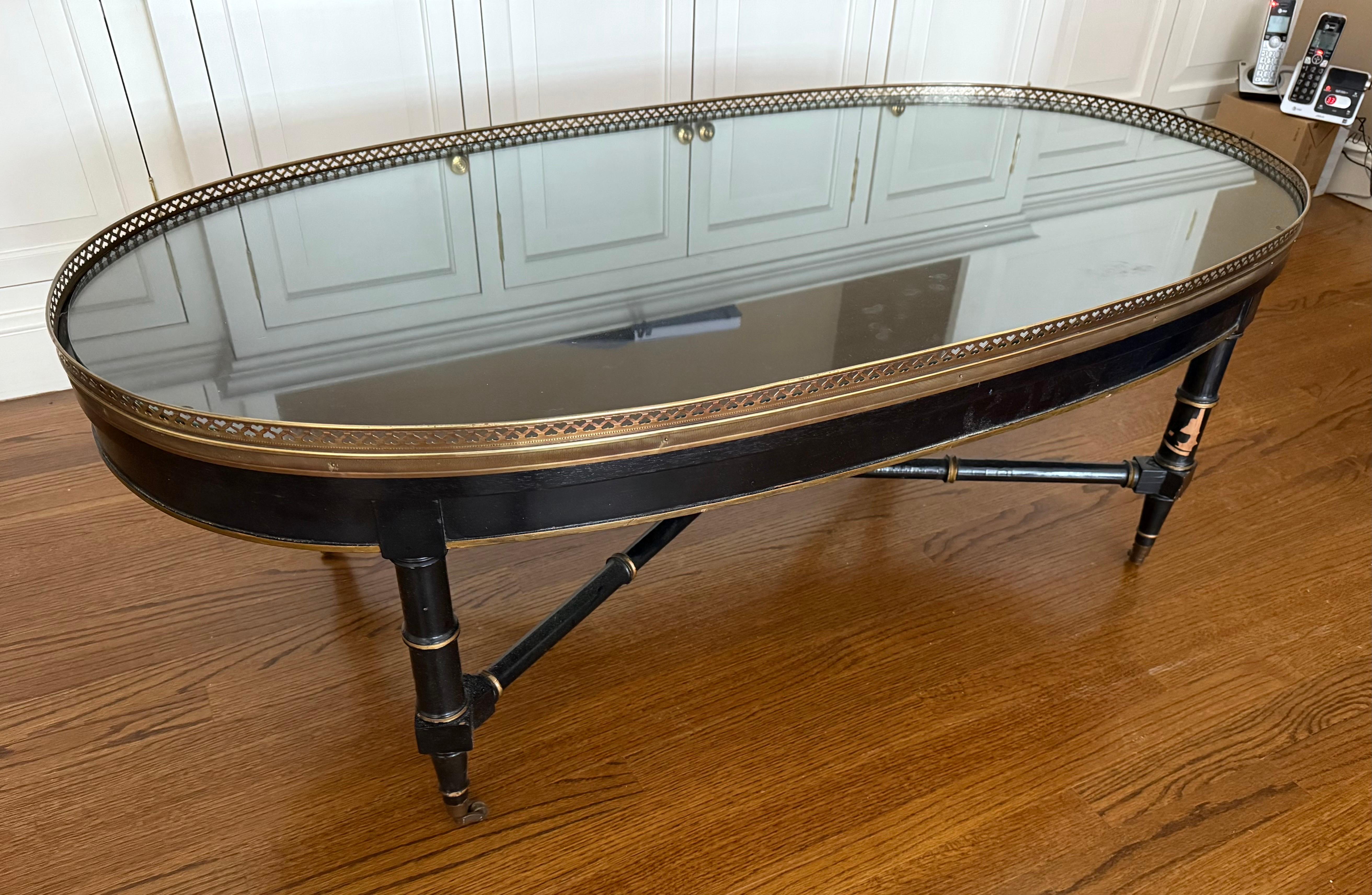 Table basse ovale noire de style Maison Jansen et galerie en laiton Bon état - En vente à West Hartford, CT