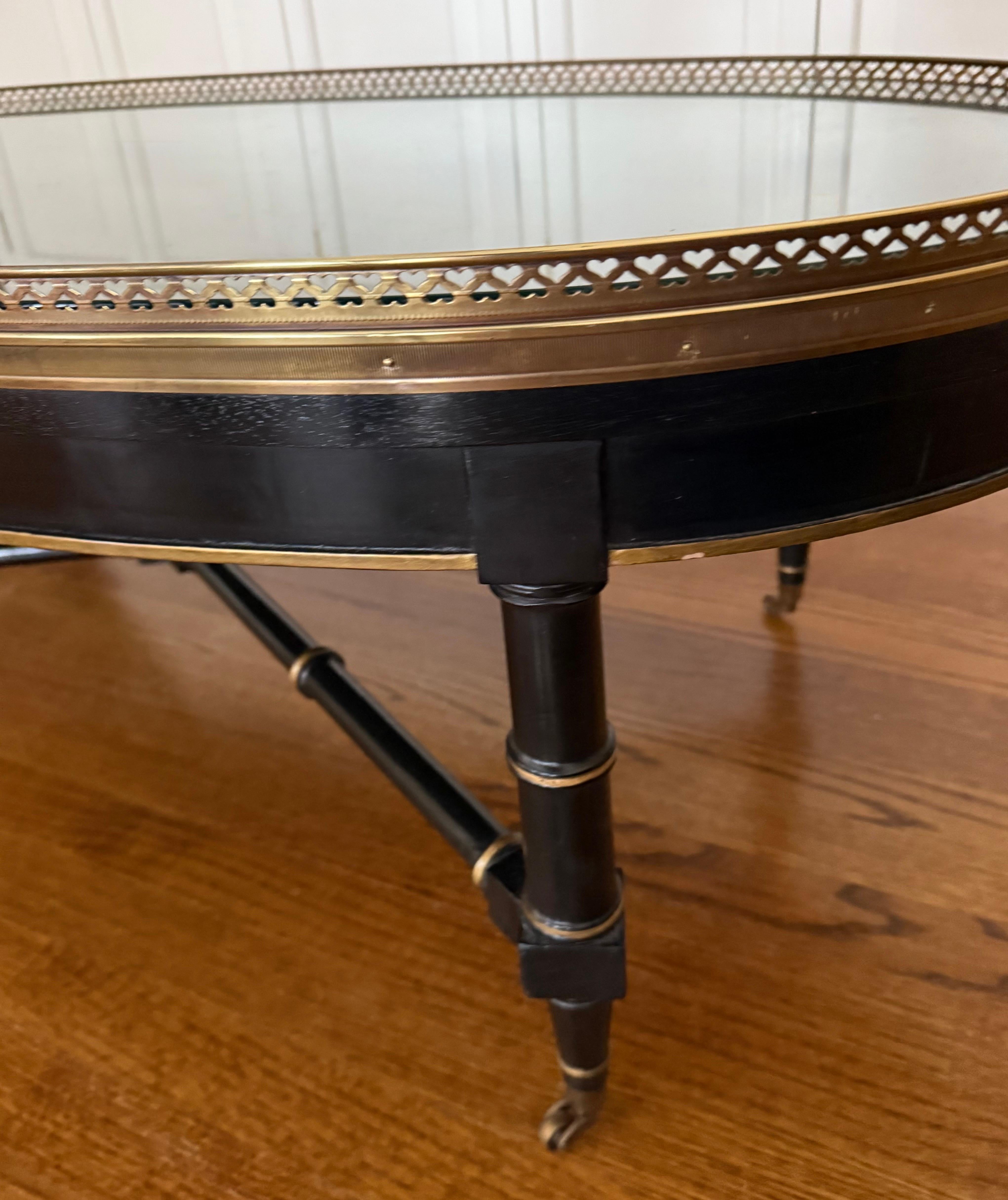 Laiton Table basse ovale noire de style Maison Jansen et galerie en laiton en vente