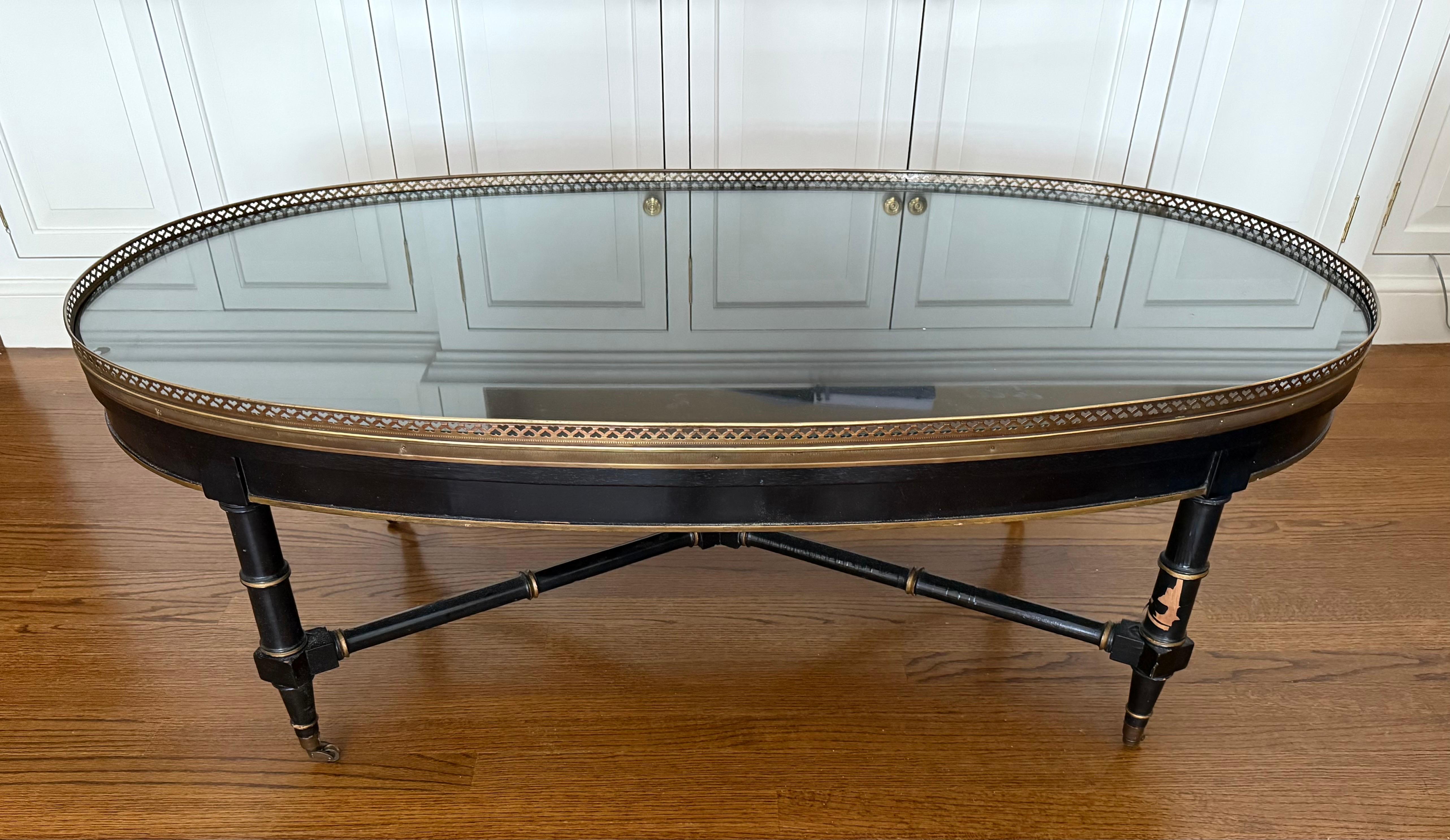 Table basse ovale noire de style Maison Jansen et galerie en laiton en vente 2