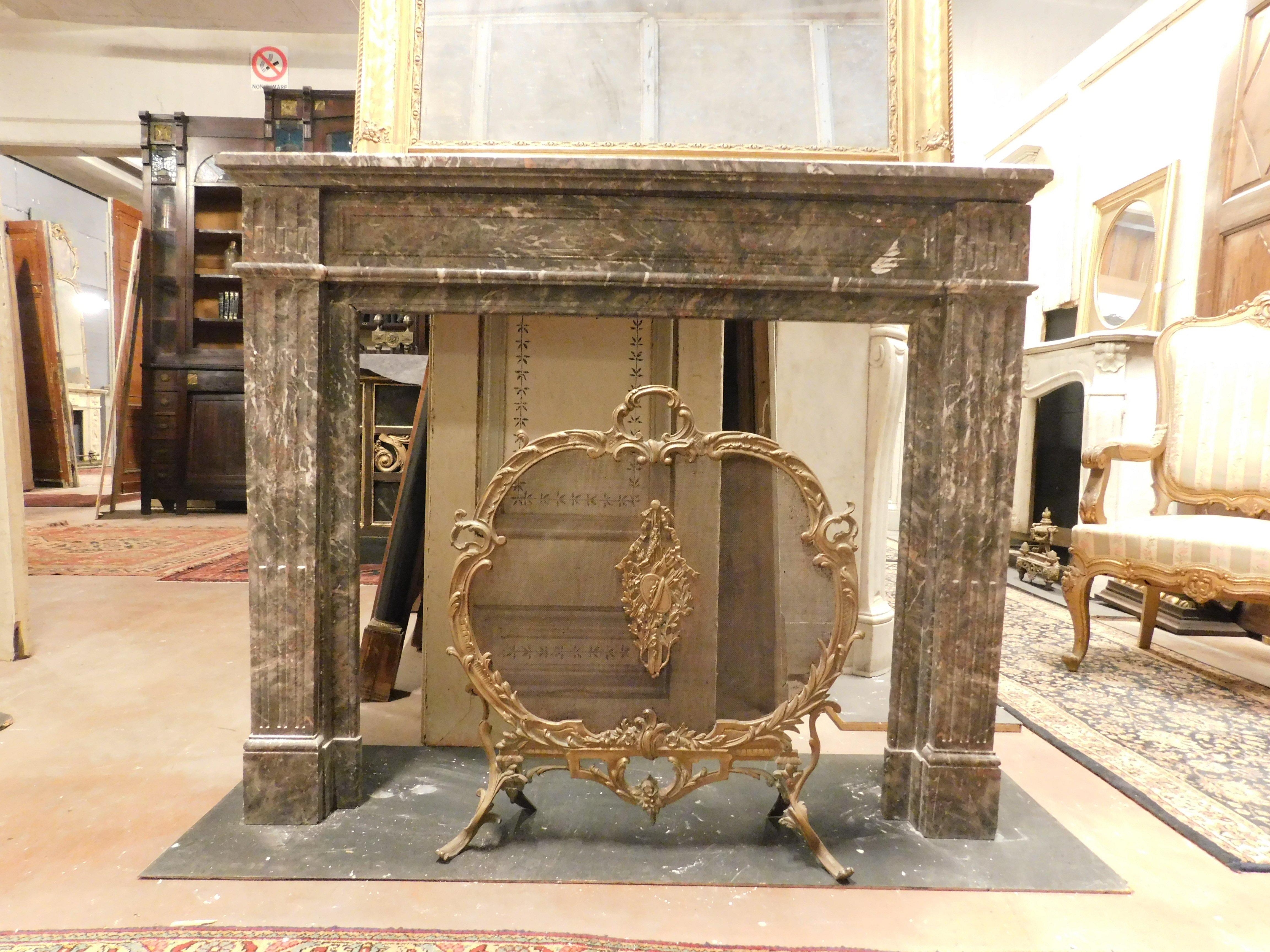 Antique Louis XVI mantel fireplace, carved with columns and typical shapes in gray veined red marble, very charming, built in the late 18th century in France.
Ideal both for modern houses given the small size and geometric shape, but also suitable