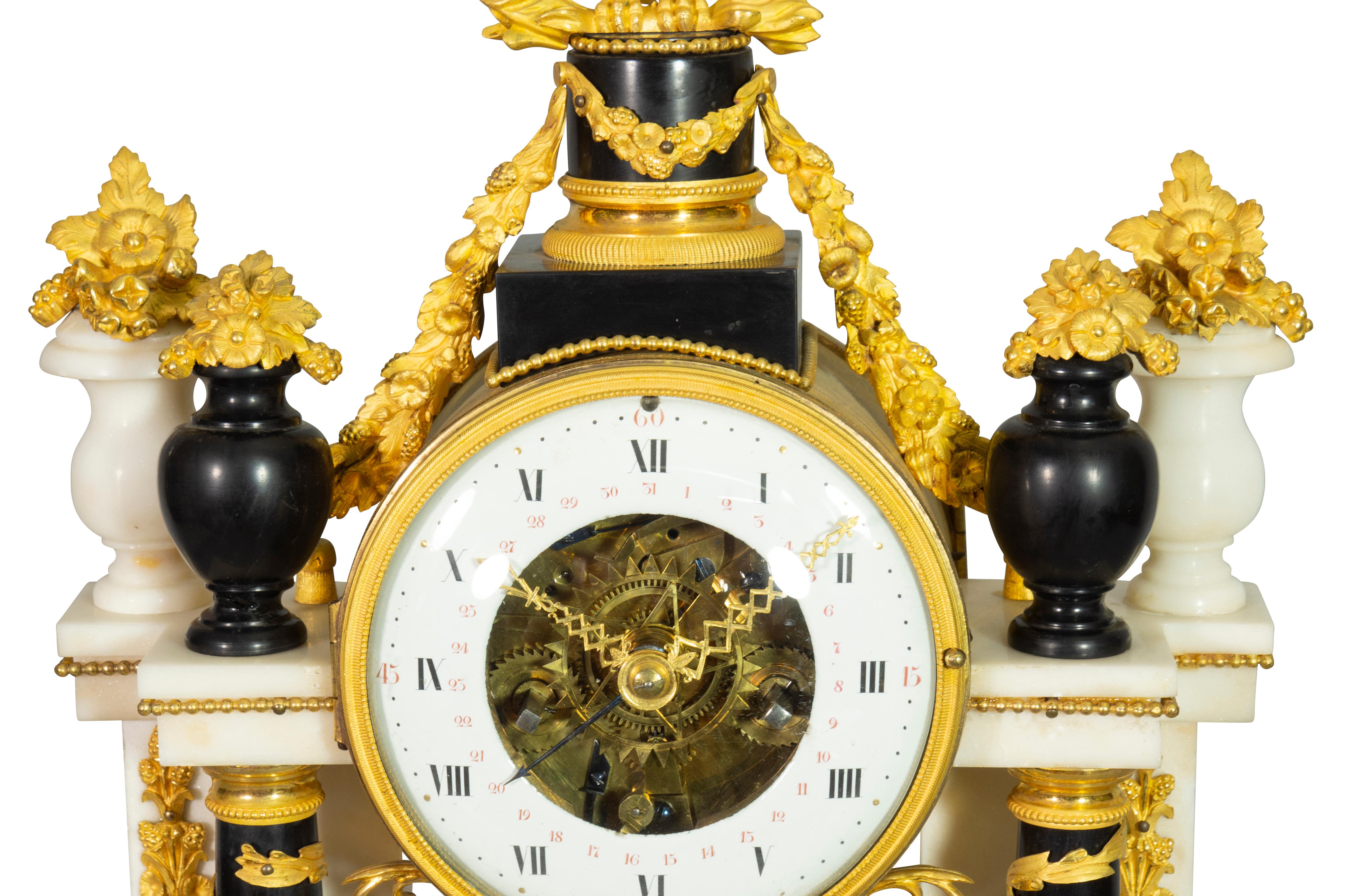 Portico-Uhr aus Marmor und Goldbronze, Louis XVI.-Stil im Zustand „Gut“ im Angebot in Essex, MA
