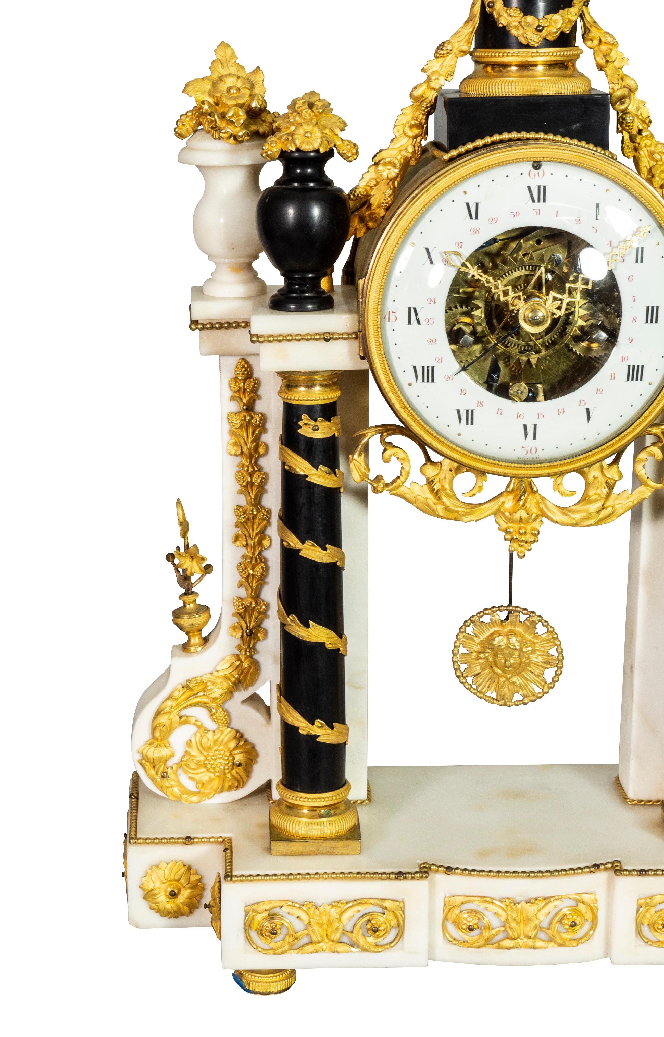 XVIIIe siècle Horloge Portico de style Louis XVI en marbre et bronze doré en vente