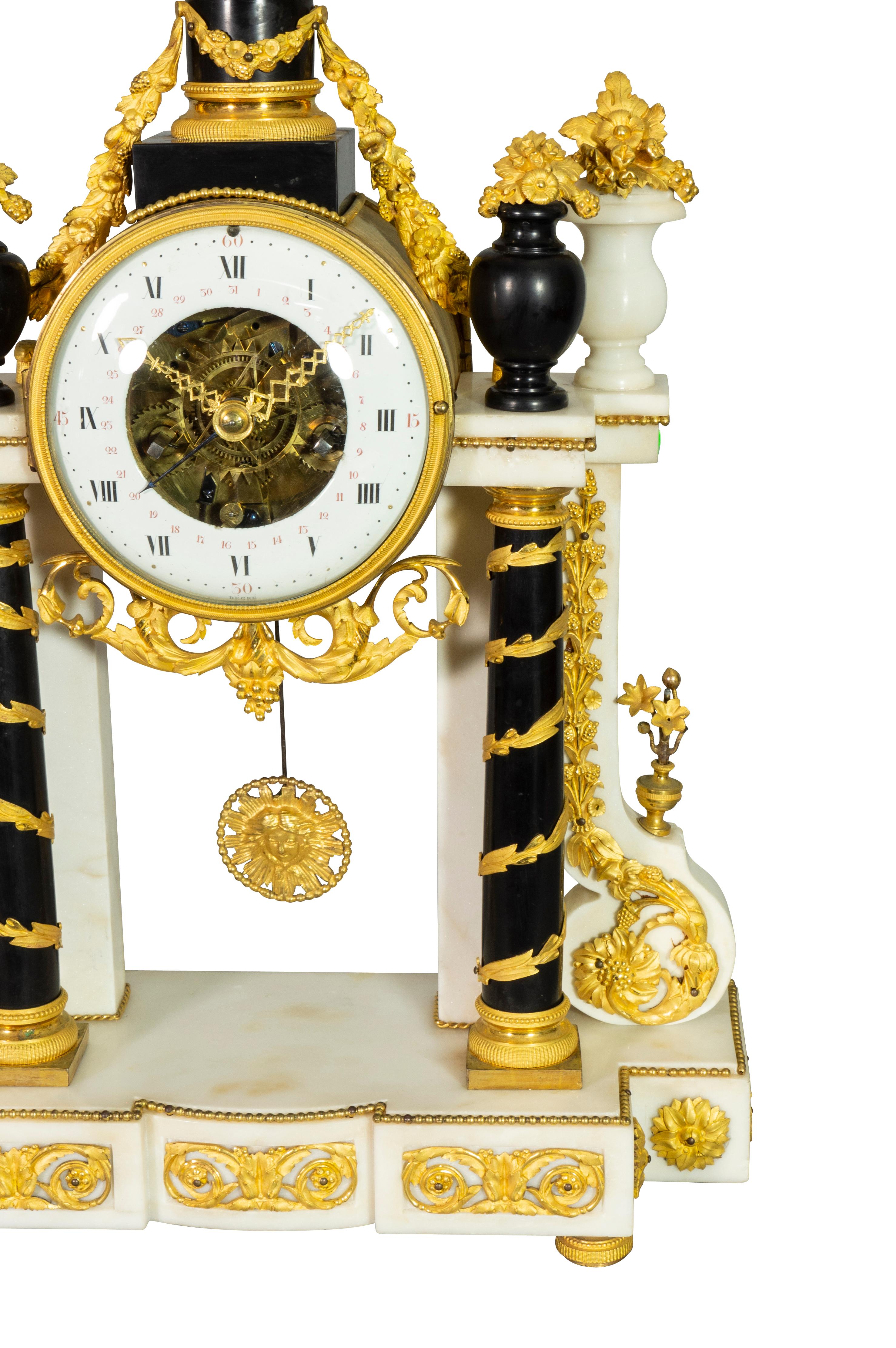 Bronze Horloge Portico de style Louis XVI en marbre et bronze doré en vente