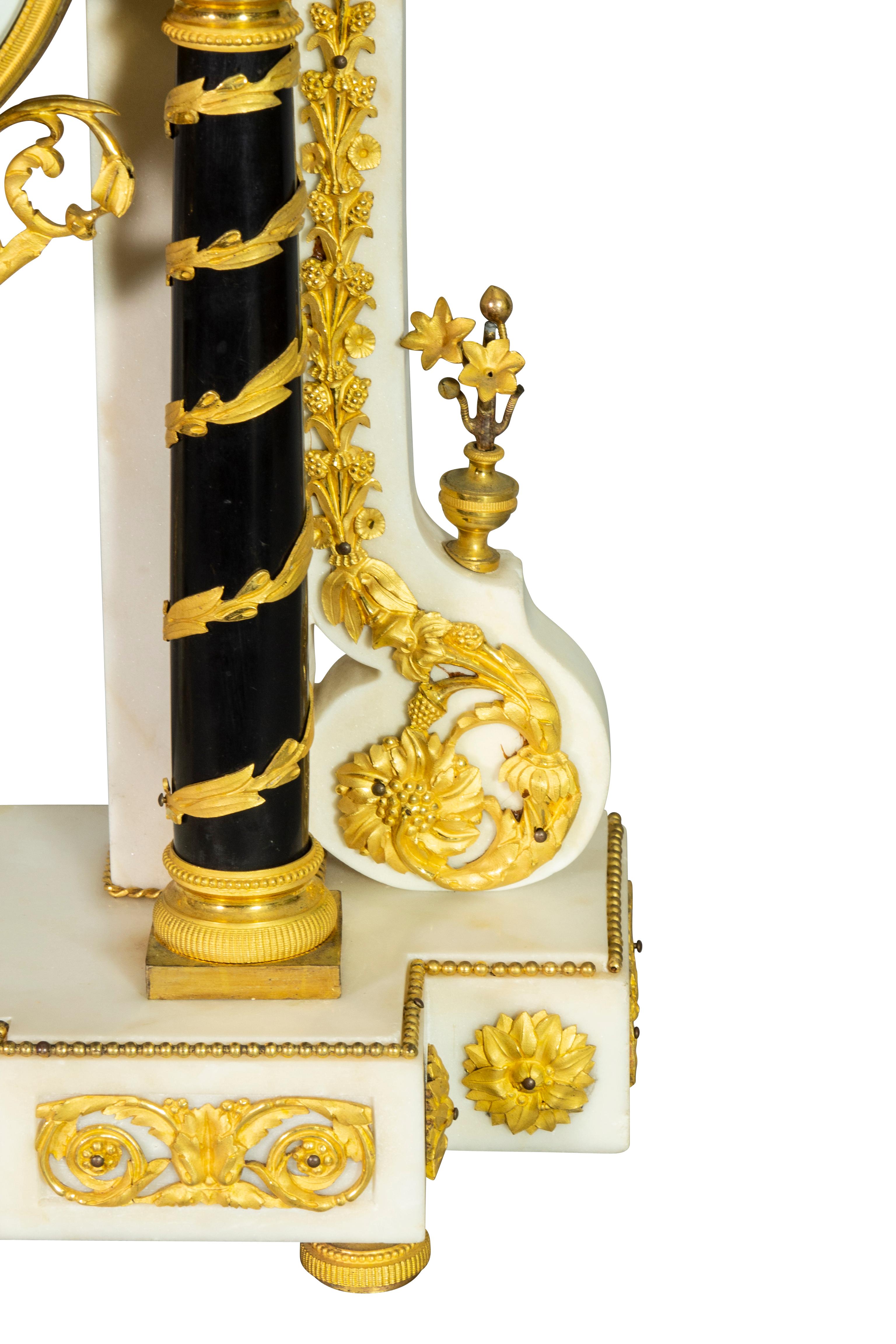 Horloge Portico de style Louis XVI en marbre et bronze doré en vente 1