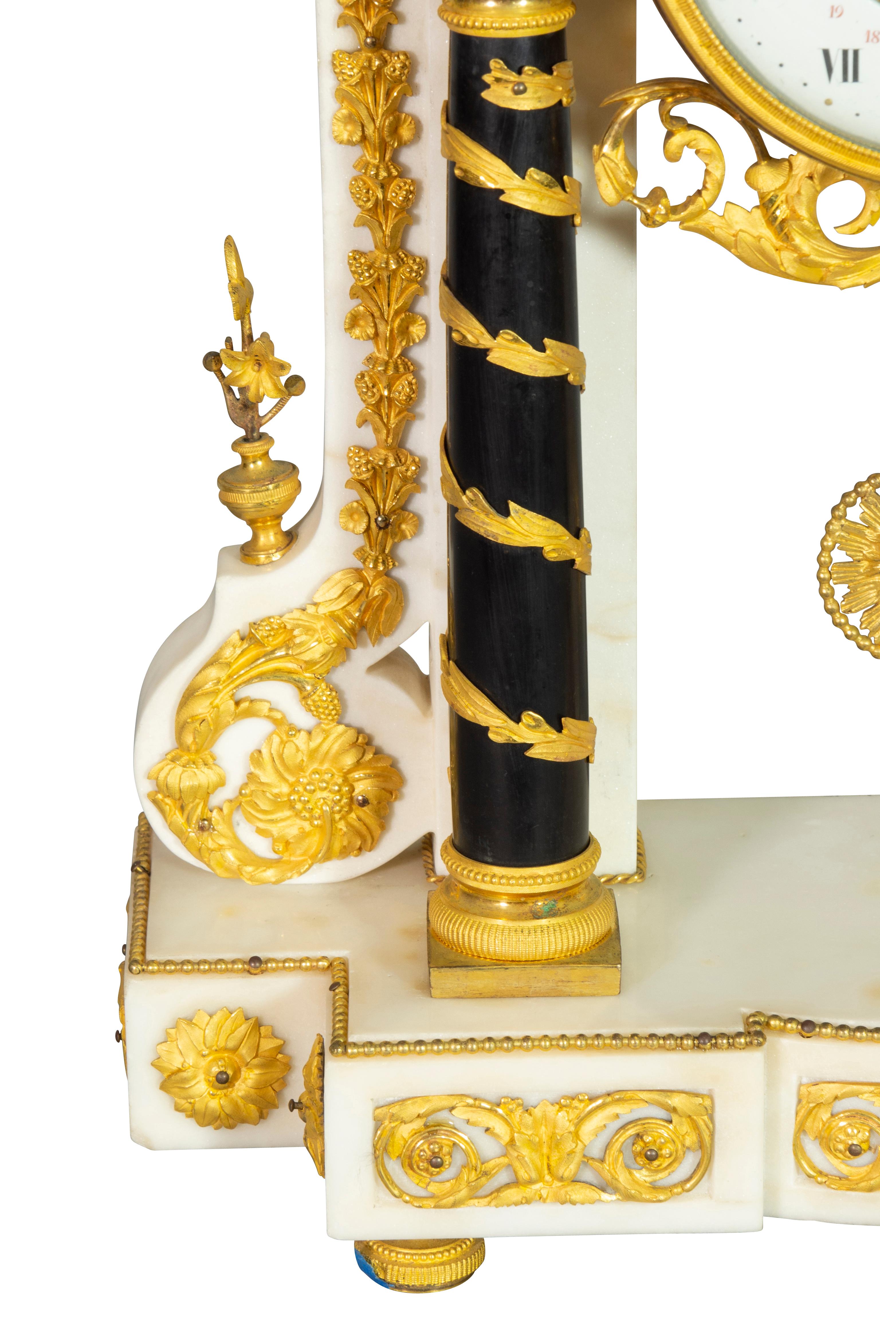 Horloge Portico de style Louis XVI en marbre et bronze doré en vente 2