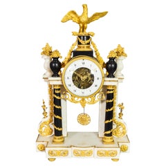 Horloge Portico de style Louis XVI en marbre et bronze doré