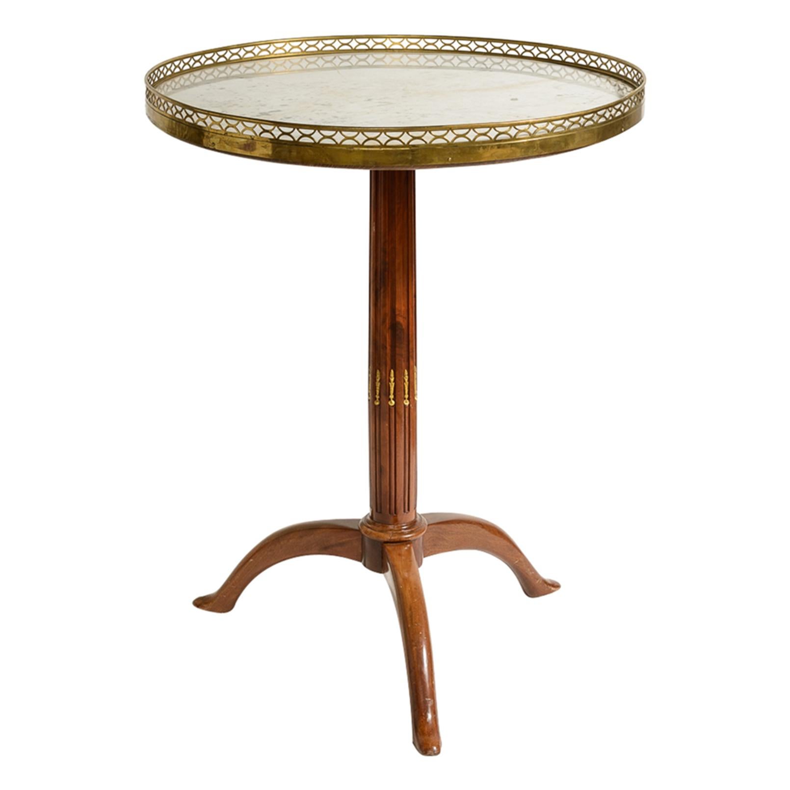 Il s'agit d'un très beau Guéridon d'époque Louis XVI.  tableau 
Exceptionnel Guéridon d'époque Louis XVI  table.
Elegant, raffiné, ce guéridon est le fruit du travail de Fidelys Schey.
Ebéniste parisien réputé pour la qualité de son travail, Schey a