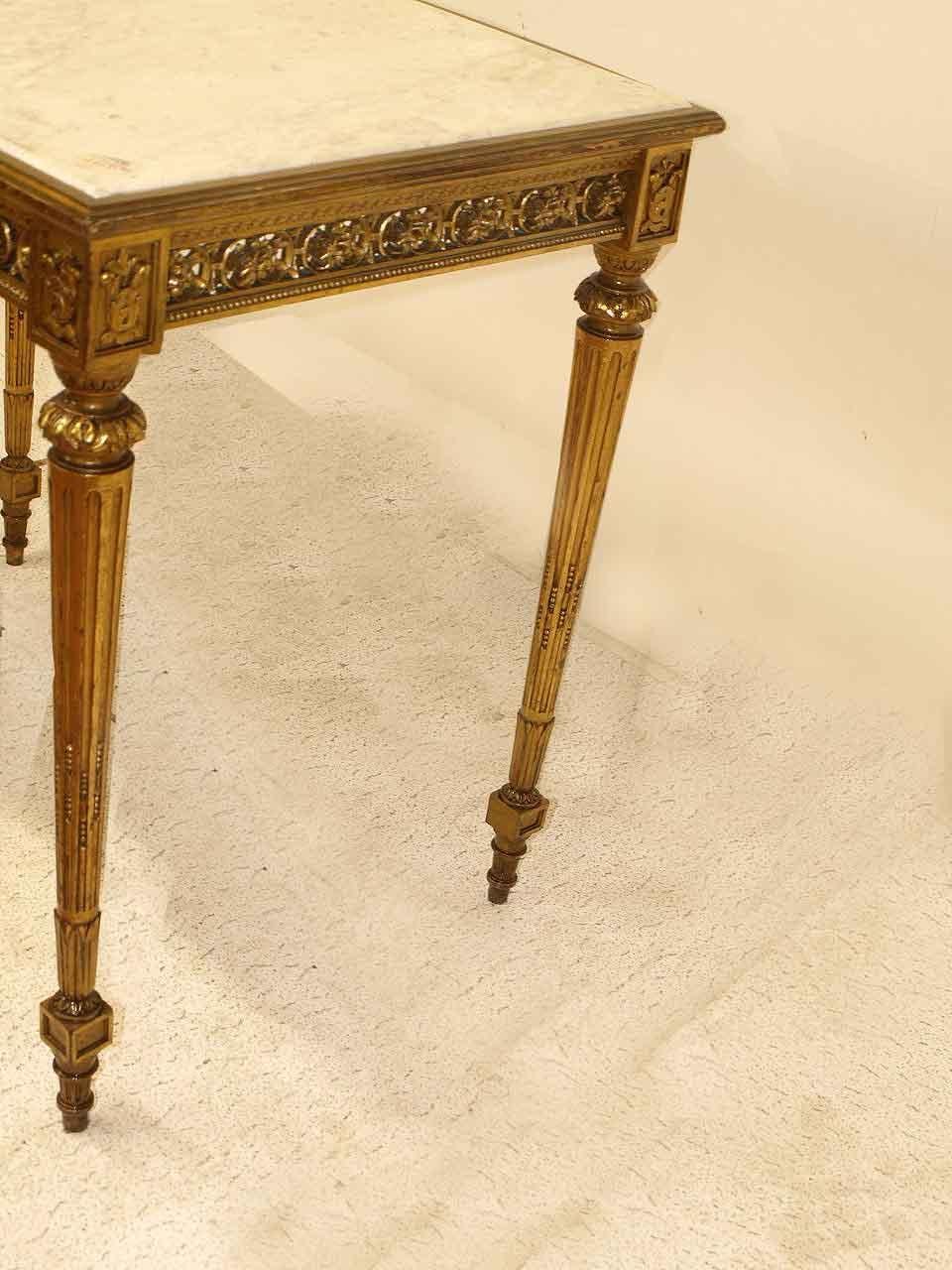 Français Table centrale Louis XVI à plateau en marbre en vente