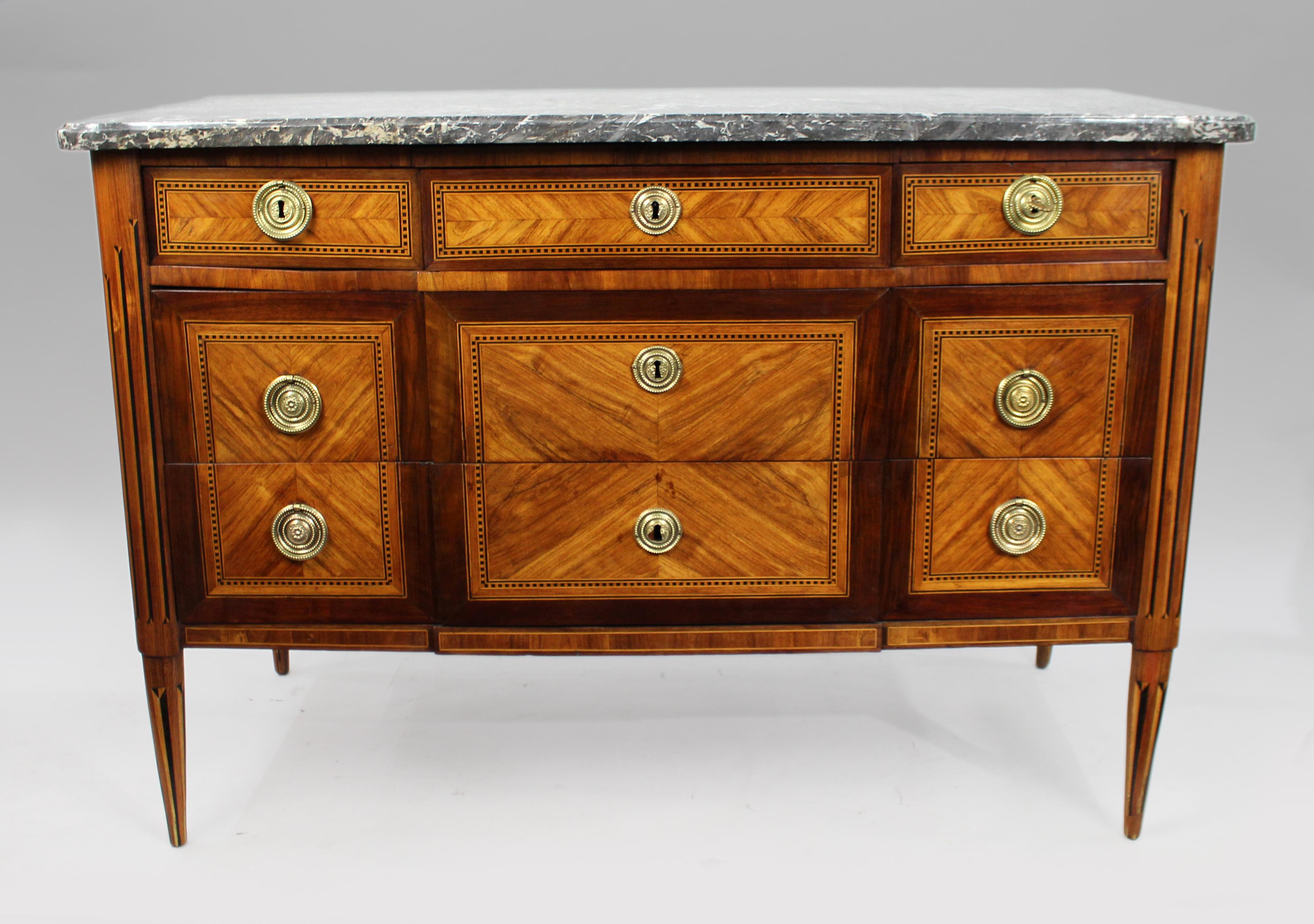 Commode Louis XVI en marbre
Français, c. 1770-1780

Élégante commode française de style Louis XVI, datant de la fin du XVIIIe siècle, dont la carcasse en chêne massif est plaquée de bois satiné plumeux et de bandes transversales en acajou. Le