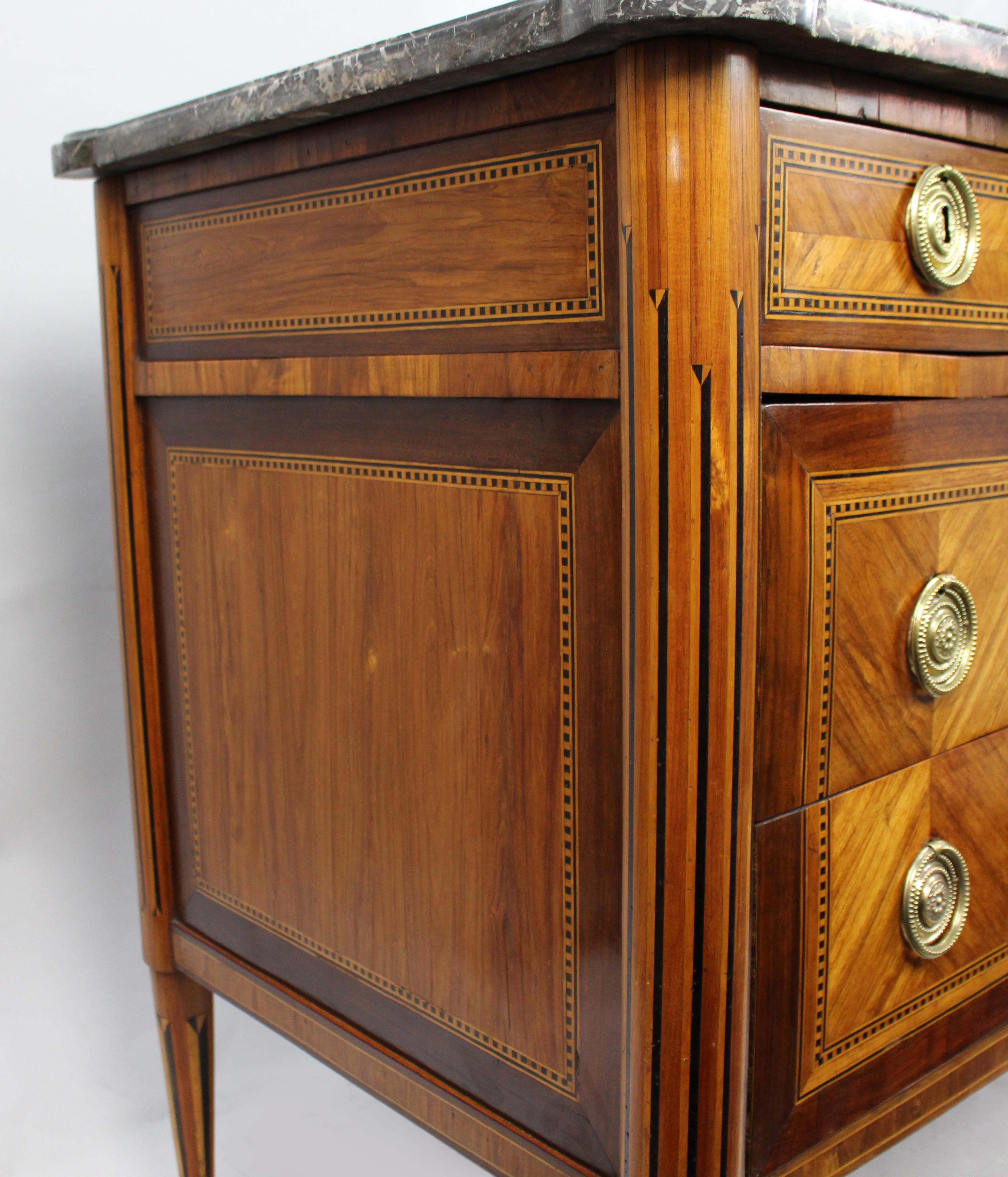 Commode Louis XVI en marbre en vente 3