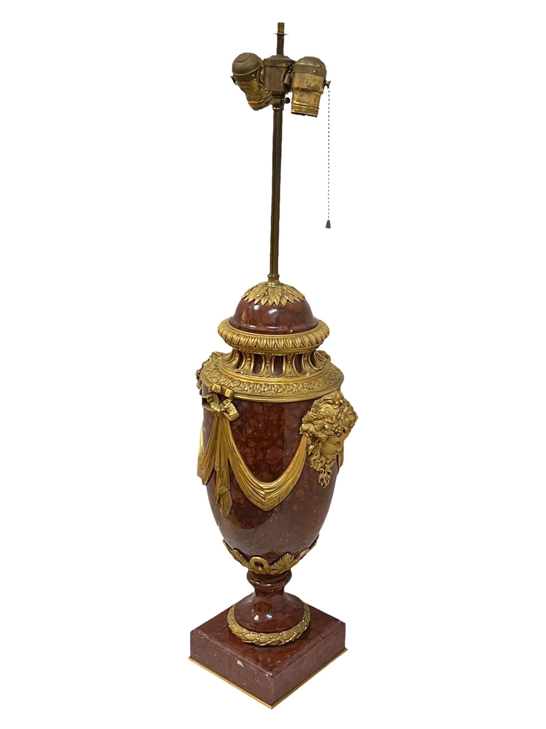 Ein fabelhaftes Paar Marmorvasen aus der Zeit des Louis XVI mit Gesichtern aus Bronze und Schwänzen, die in Lampen umgewandelt wurden. Circa 1860, Frankreich. Der Sockel ist sechs Zoll im Quadrat.