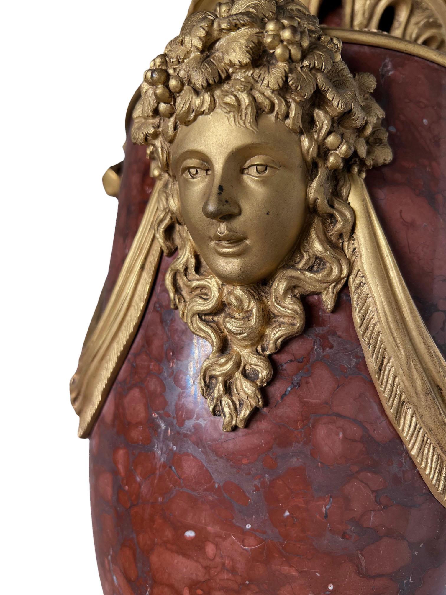 Louis XVI.-Marmorvasen als Lampen (Bronze) im Angebot