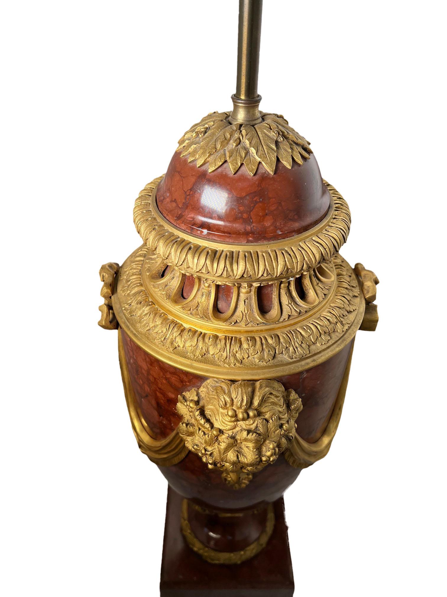 Louis XVI.-Marmorvasen als Lampen im Angebot 3