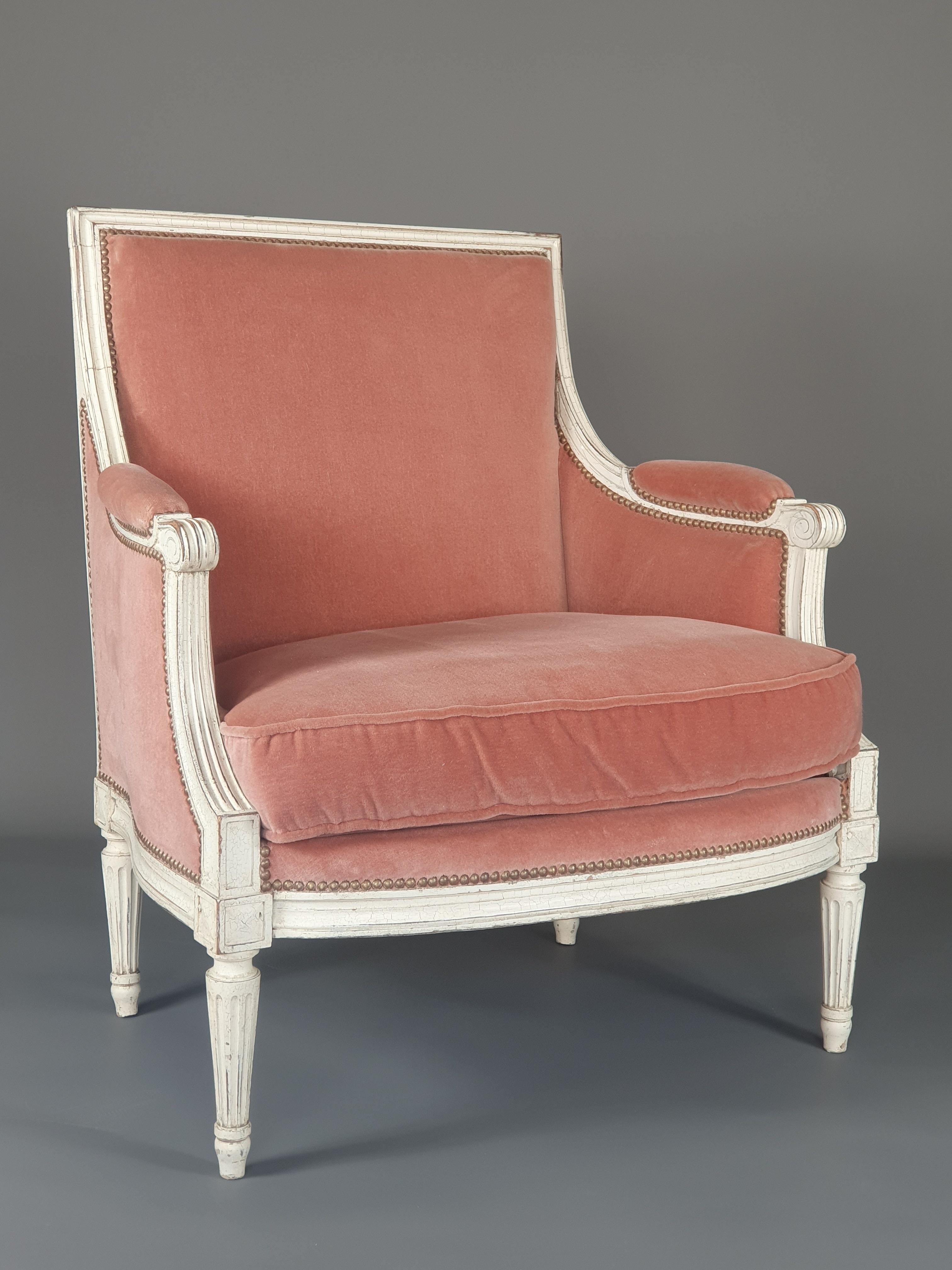 Belle marquise Louis XVI en bois laqué blanc et tapisserie en velours de laine vieux rose.

Siège de bonne qualité, entièrement chevillé, travail du 19e siècle.

Très bon état, quelques usures à la laque, tissu en parfait état.