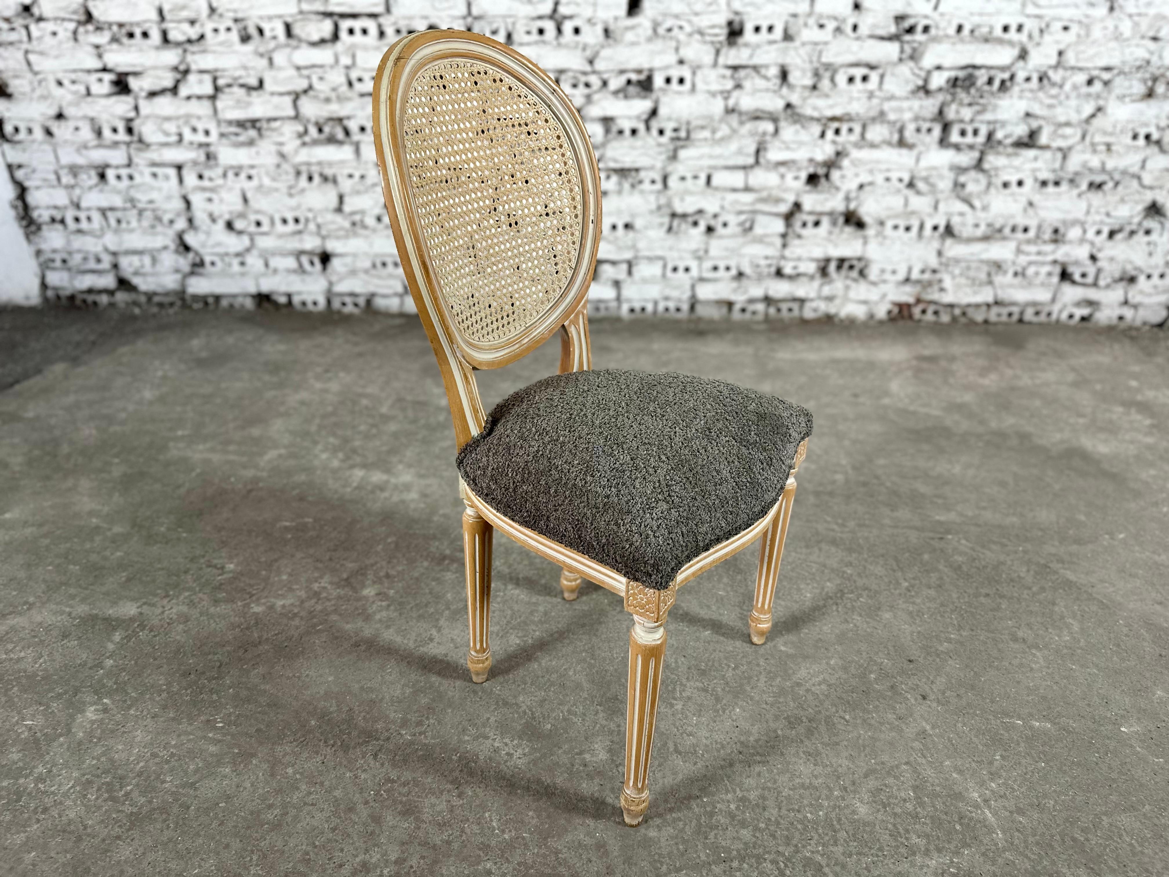 Chaises de salle à manger Louis XVI à dossier canné médaillon, retapissées - lot de 6 en vente 1