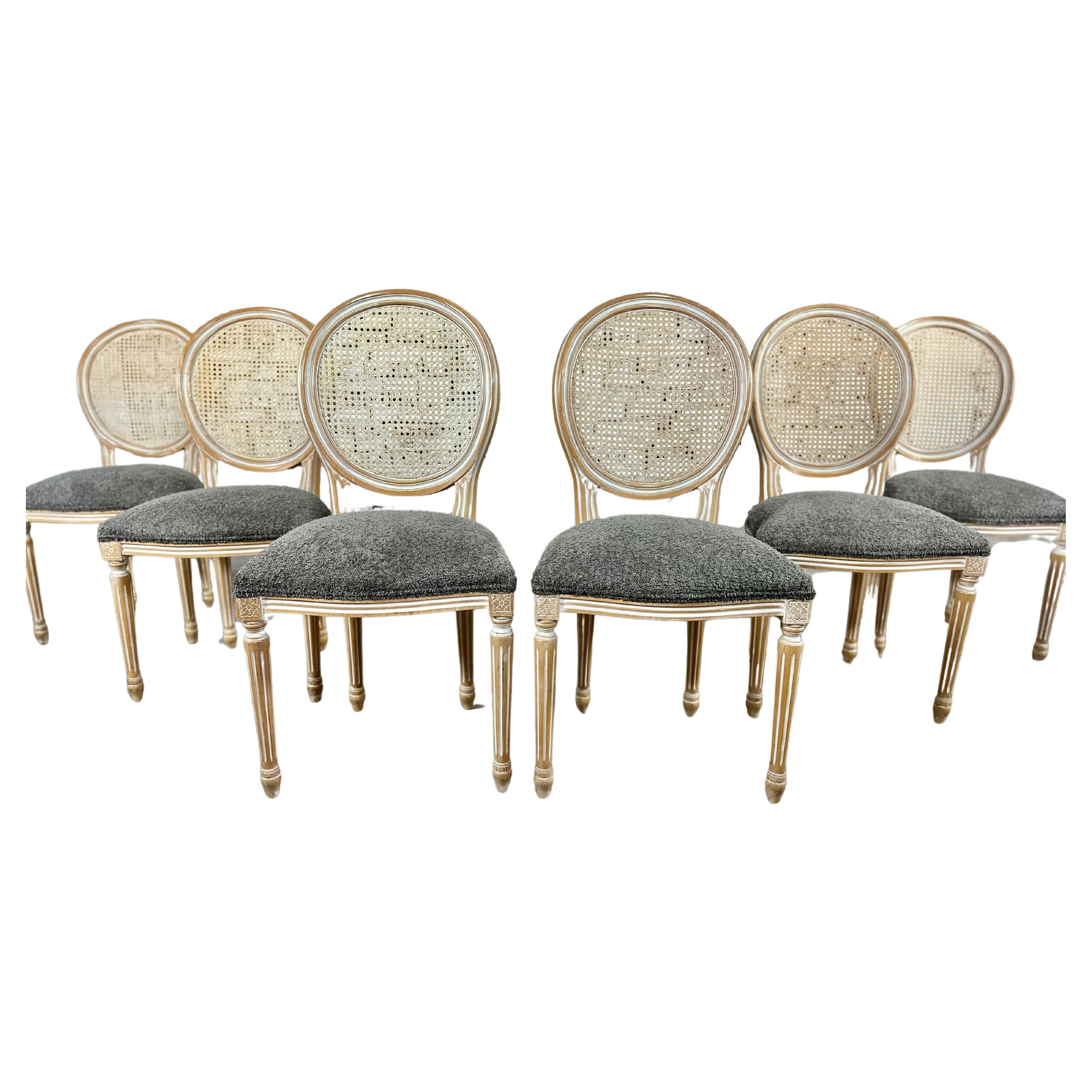 Chaises de salle à manger Louis XVI à dossier canné médaillon, retapissées - lot de 6 en vente