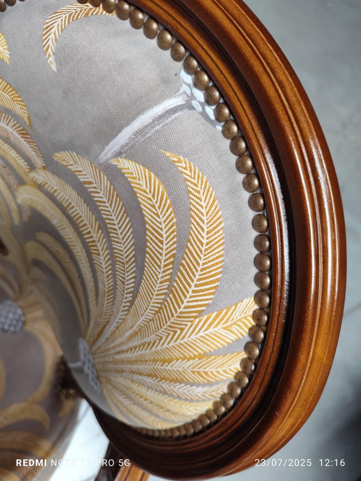 Français Chaise d'appoint Louis XVI à médaillon, fabriquée à la main en France - Bois de hêtre en vente