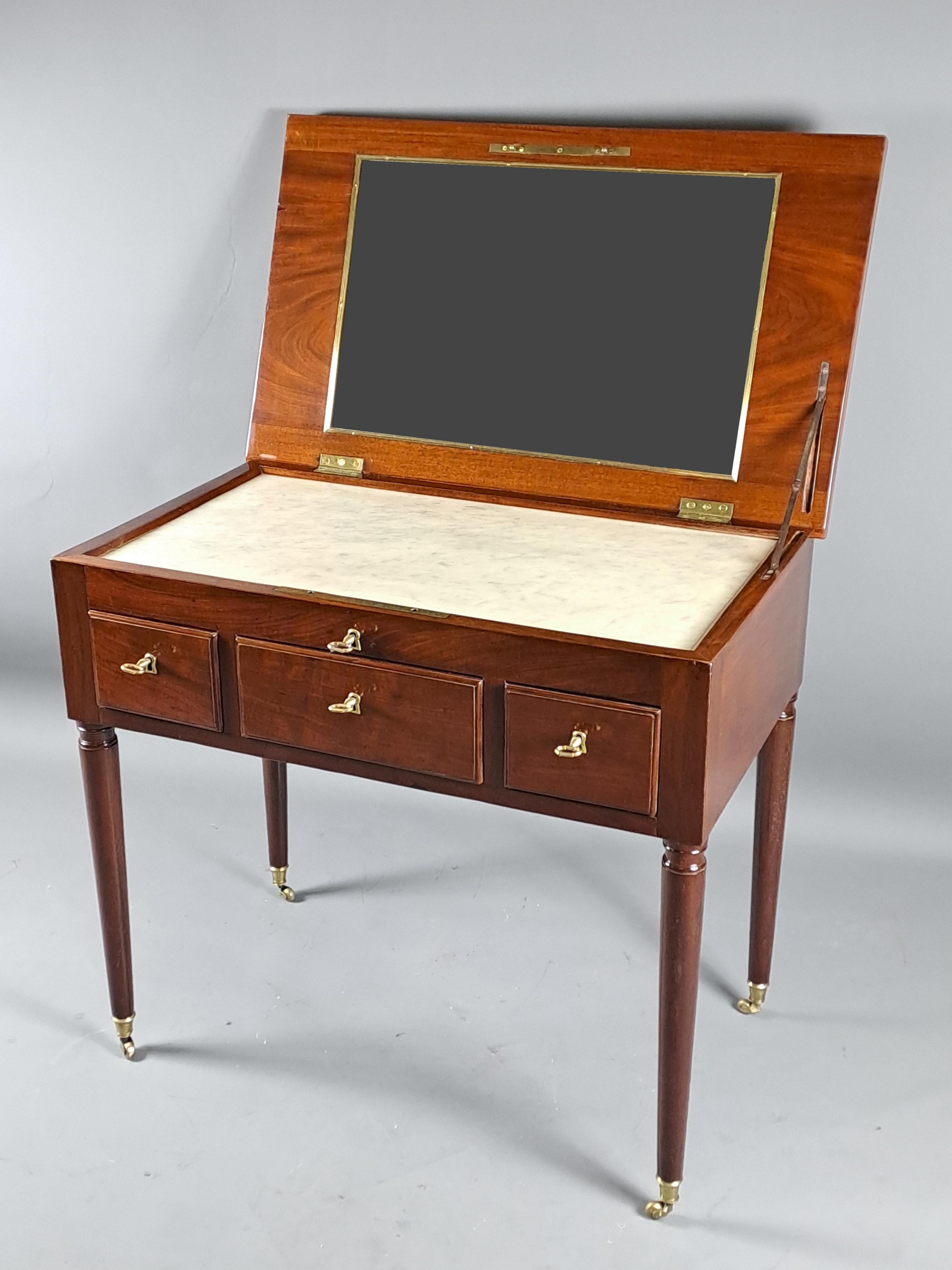 Jean-Frederic Ratié (1755-1838) - Parisian cabinetmaker, was admitted to the mastery on July 15, 1783.  

Sober and elegant, this men's dressing table made of Cuban mahogany will delight collectors and lovers of Louis XVI or even Directoire