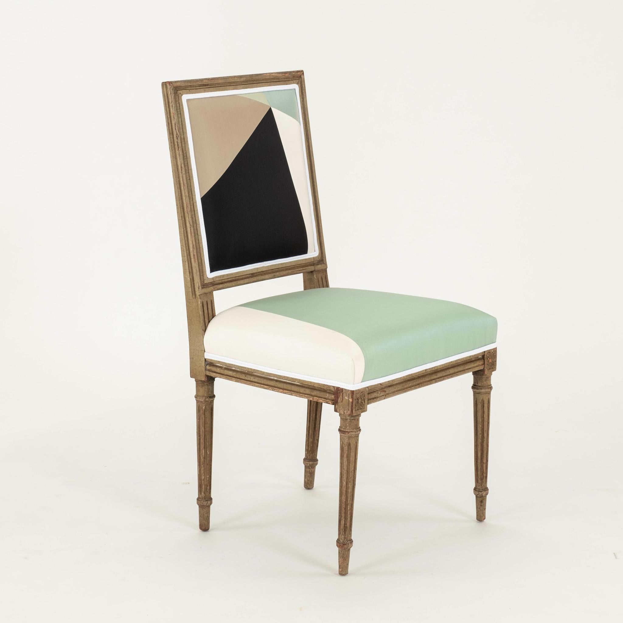 Bemalter Beistellstuhl aus der Zeit des Louis XVI: Rahmen aus antikem Hartholz, neu gestaltet mit einer kubistischen Pfauen-Seidenverkleidung von Miles Redd.

Zwei verfügbar, siehe anderes Angebot.