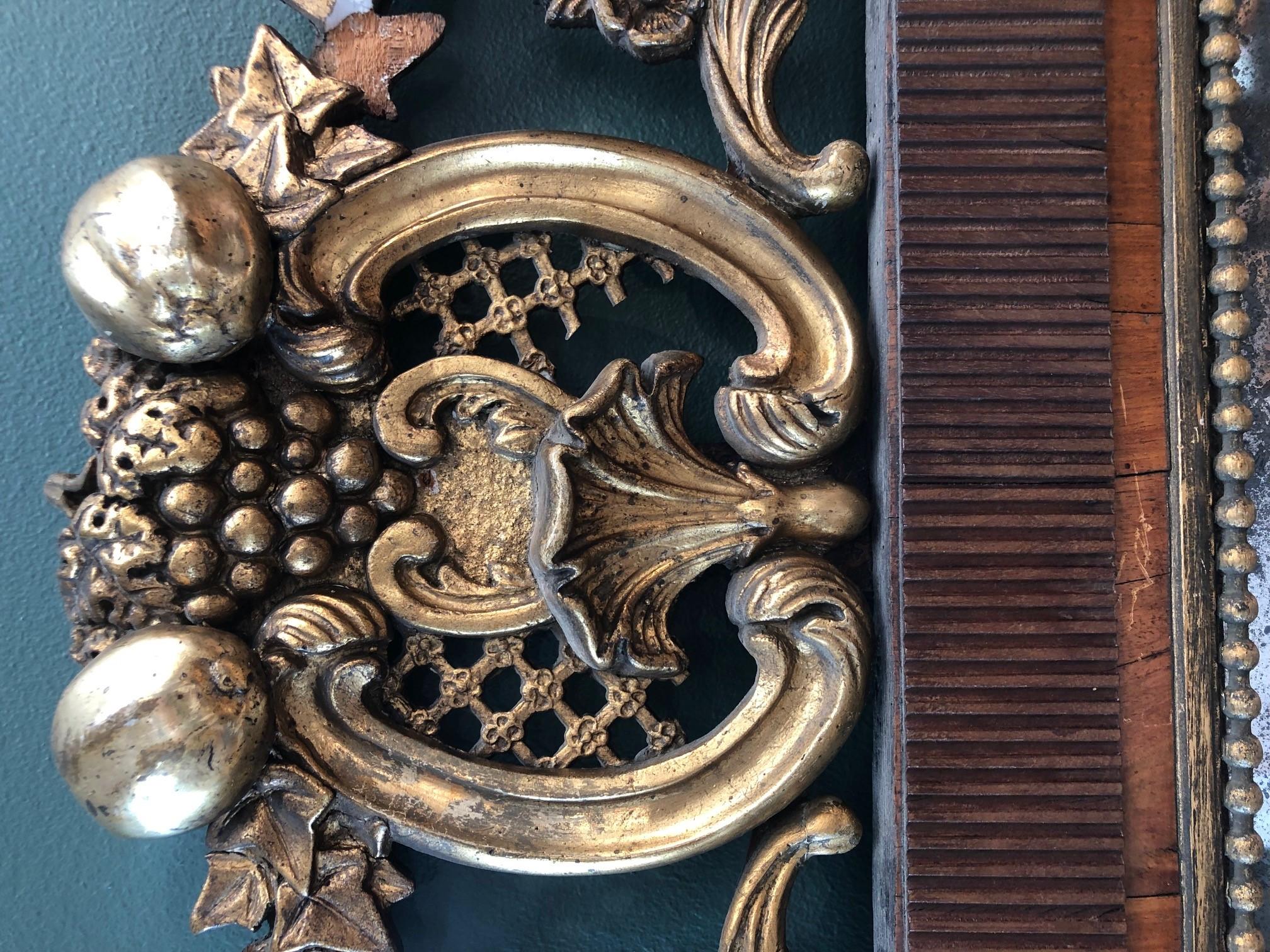 Französischer Louis-XVI-Spiegel mit Mahagonirahmen und originalem Quecksilberspiegelglas. Mit Spiegelperlen besetzte Holzleiste. Der Spiegel wird von einer Holzschnitzerei überragt, die Blätter und Früchte mit Vergoldung darstellt.
Frankreich um