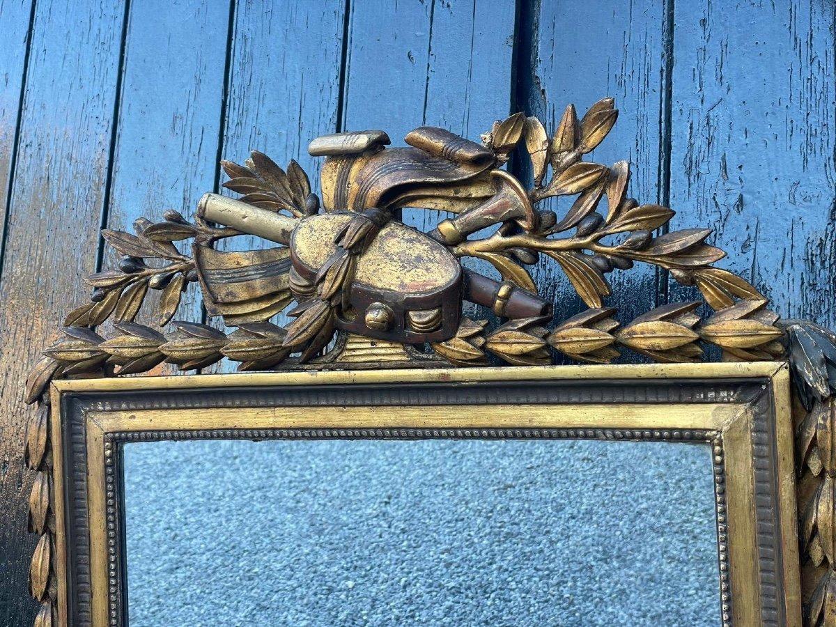 Louis XVI Spiegel in geschnitztem und vergoldetem Holz 18. (Französisch) im Angebot