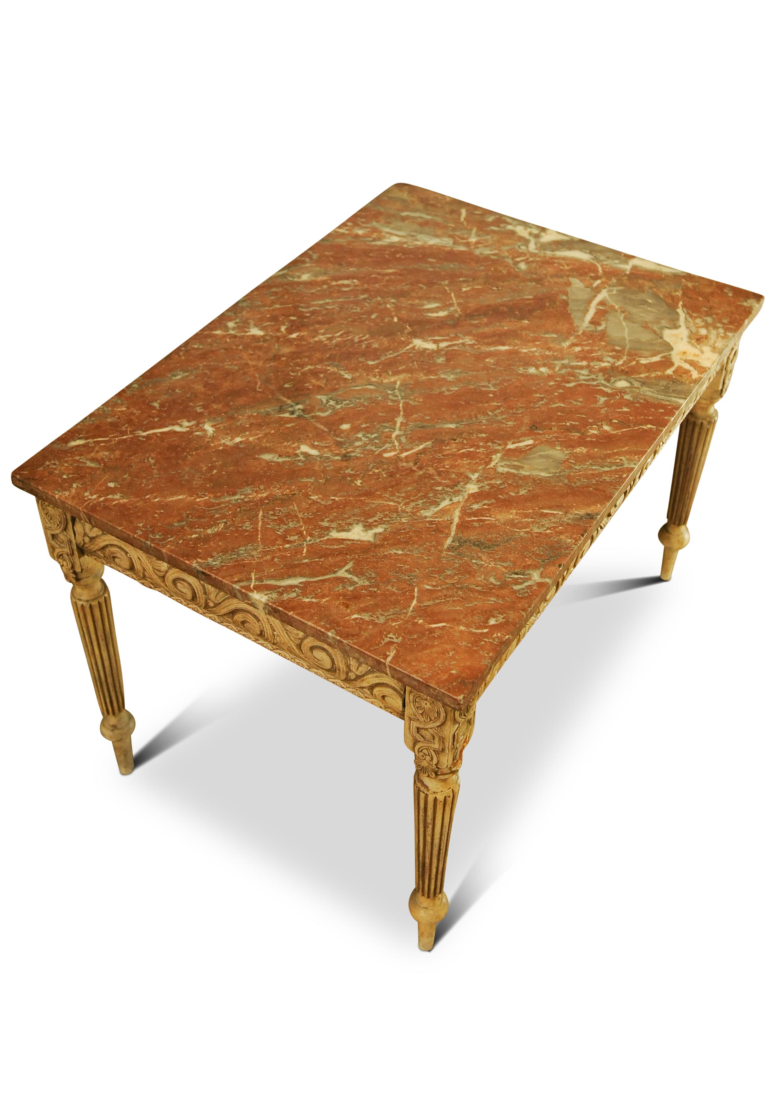 Table d'appoint Louis XVI à plateau en marbre rouge veiné, décorative et peinte reposant sur des pieds cannelés 1800

Le marbre peut être retiré de la base de la table.
