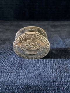 Tabacchiera neoclassica Luigi XVI in argento massiccio