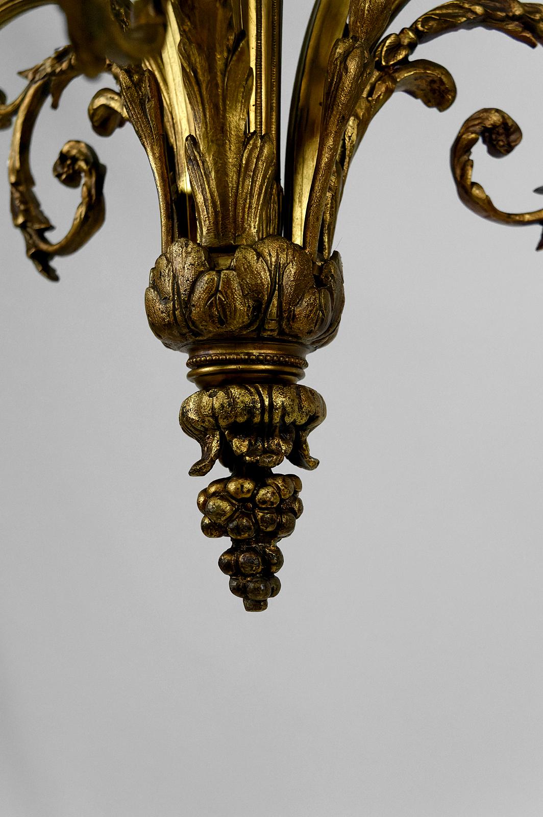 Louis XVI / Neoclassical style chandelier in gilded bronze, France, Circa 1900 For Sale 6