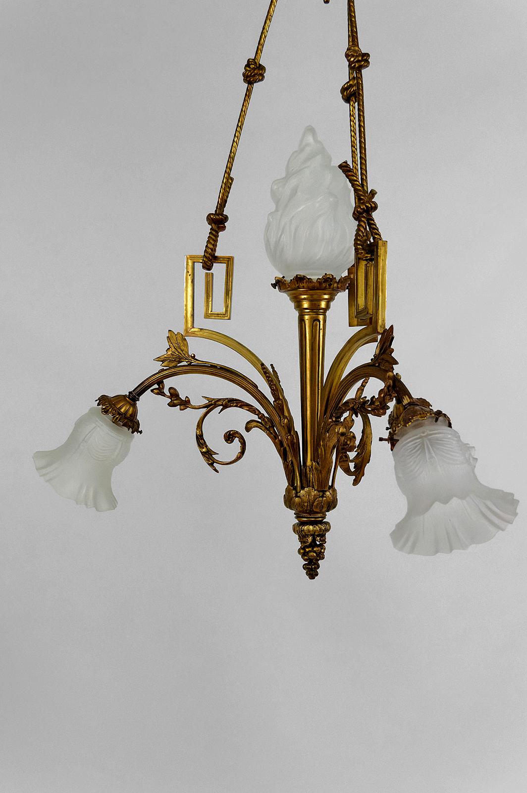 Louis XVI / Neoclassical style chandelier in gilded bronze, France, Circa 1900 In Good Condition For Sale In VÉZELAY, FR
