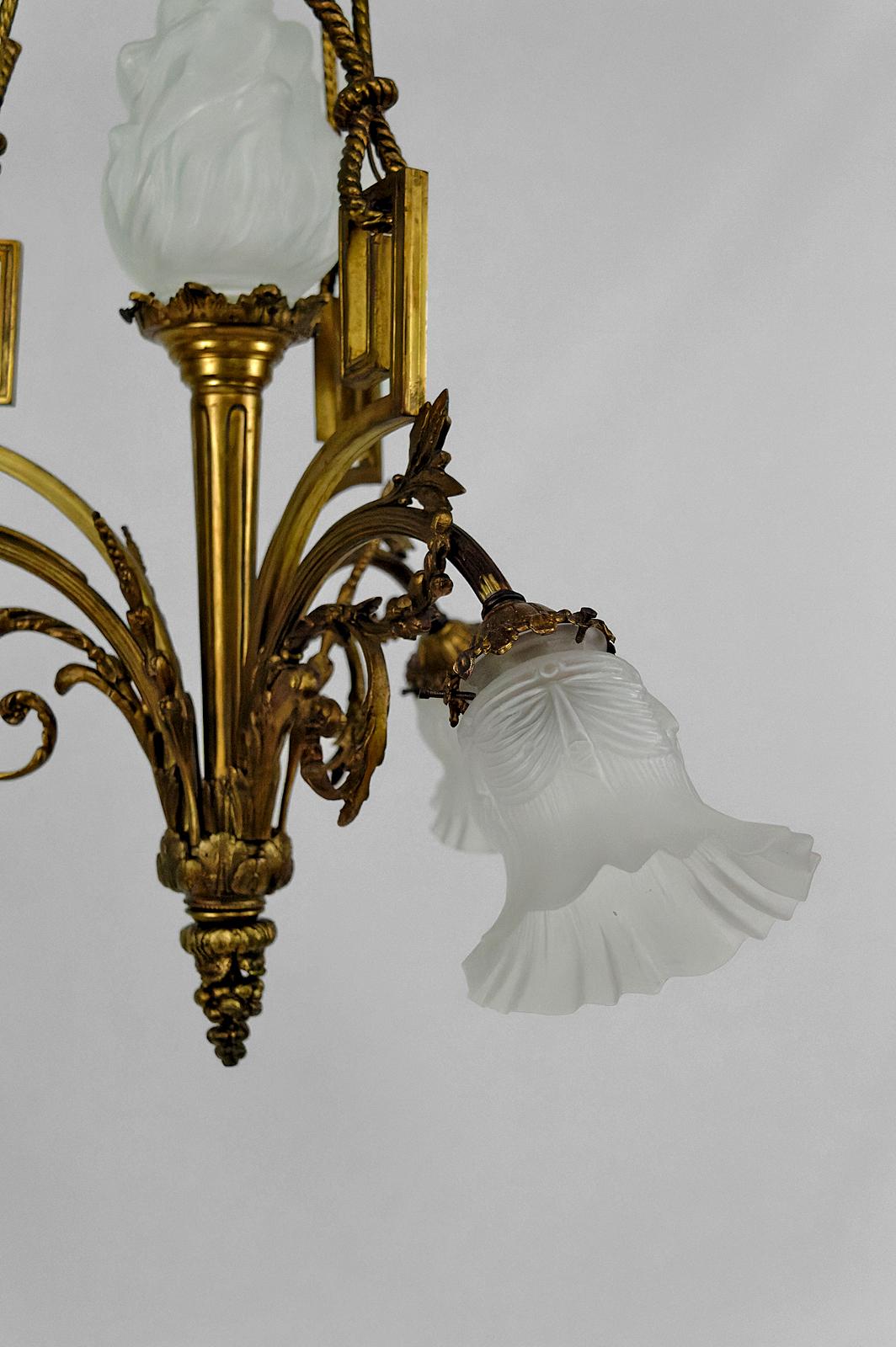 Early 20th Century Louis XVI / Neoclassical style chandelier in gilded bronze, France, Circa 1900 For Sale