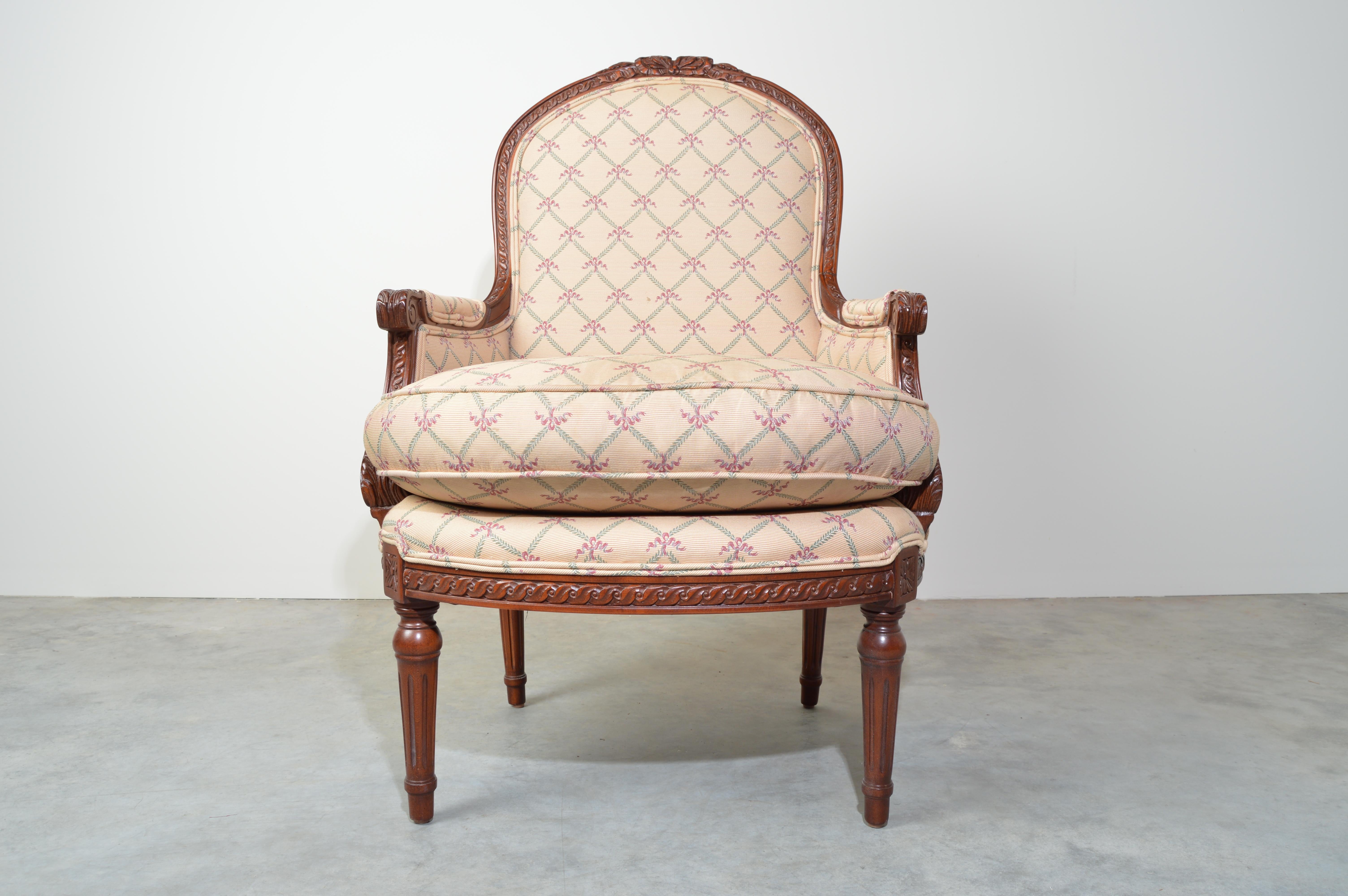 A beautiful Louis XVI style easy chair by Hickory Furniture Company for their Heirloom line having carved mahogany frame with overstuffed seat cushion. Very nice vintage condition, solid, professionally cleaned and ready for use!