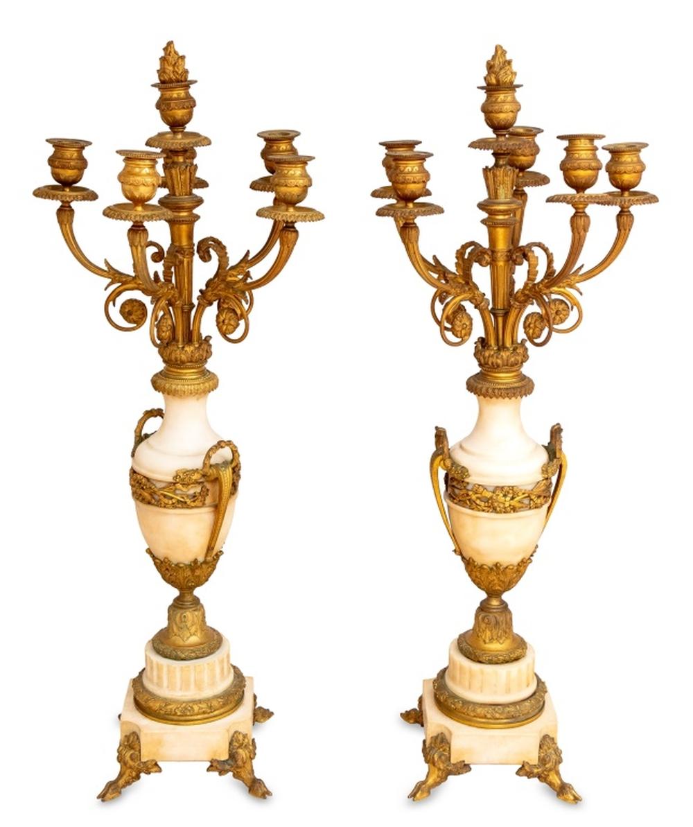 Paire de candélabres à six branches de style Louis XVI en marbre blanc monté en bronze doré, fin du XIXe siècle, chacun avec des branches en volutes partant d'un vase en forme d'urne, avec des poignées et des décorations appliquées, sur un socle