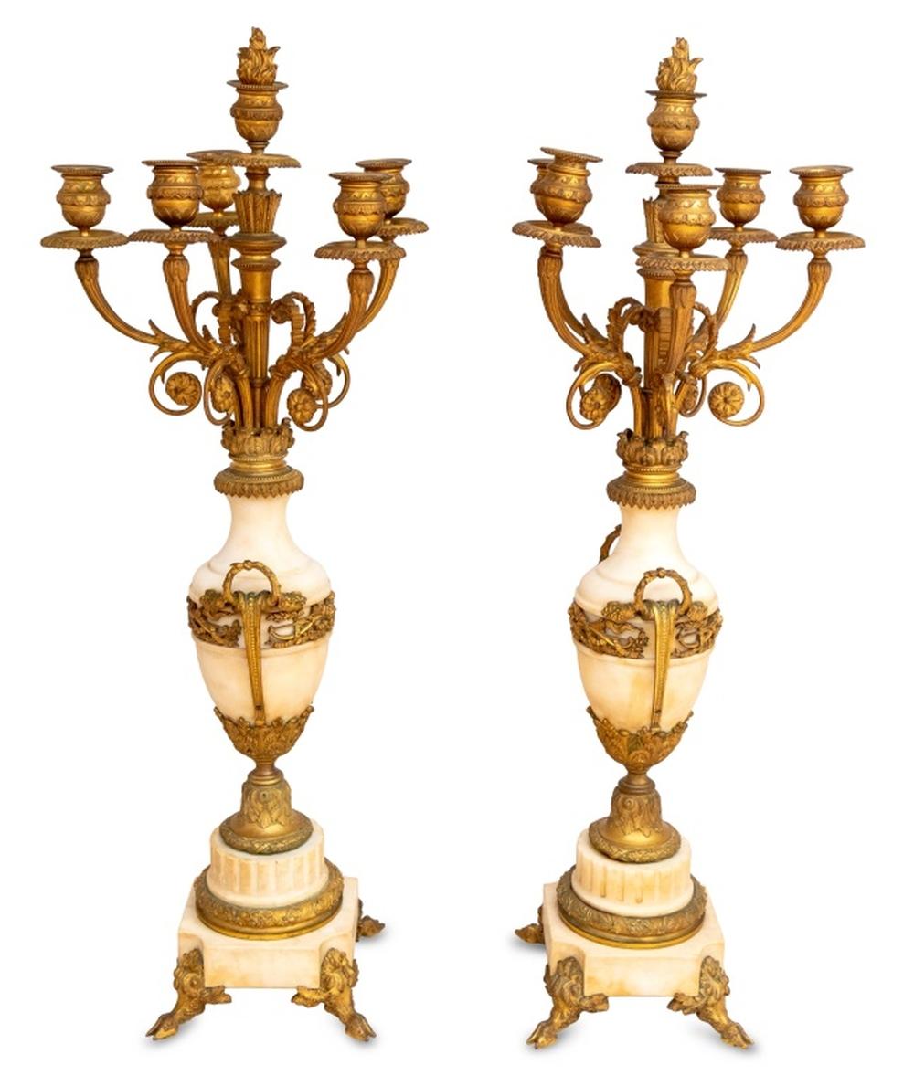 XIXe siècle Paire de candélabres Louis XVI en bronze doré et marbre blanc en vente