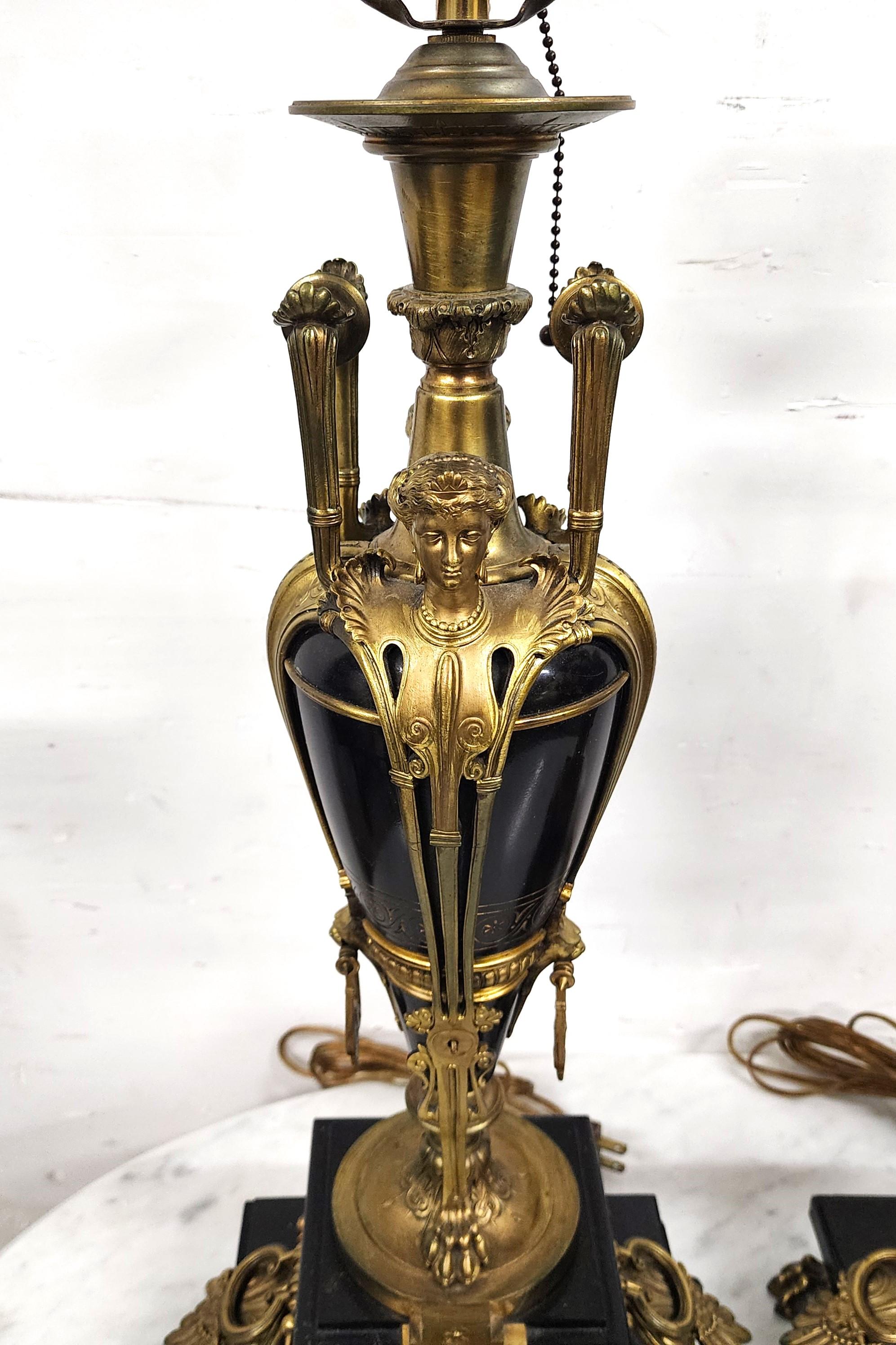Lampade Luigi XVI in ormolu e onice nero in vendita 1