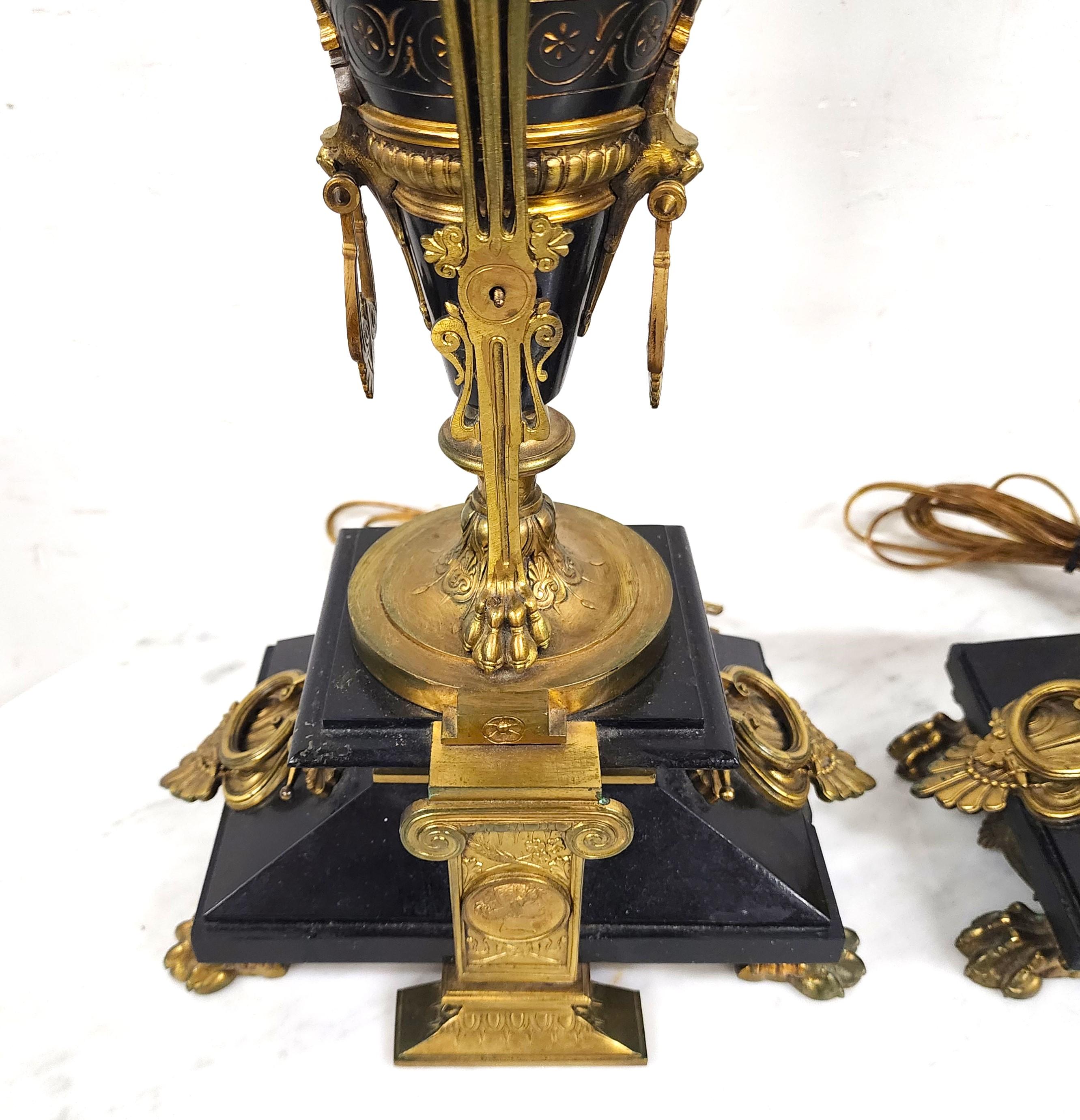 Lampade Luigi XVI in ormolu e onice nero in vendita 2