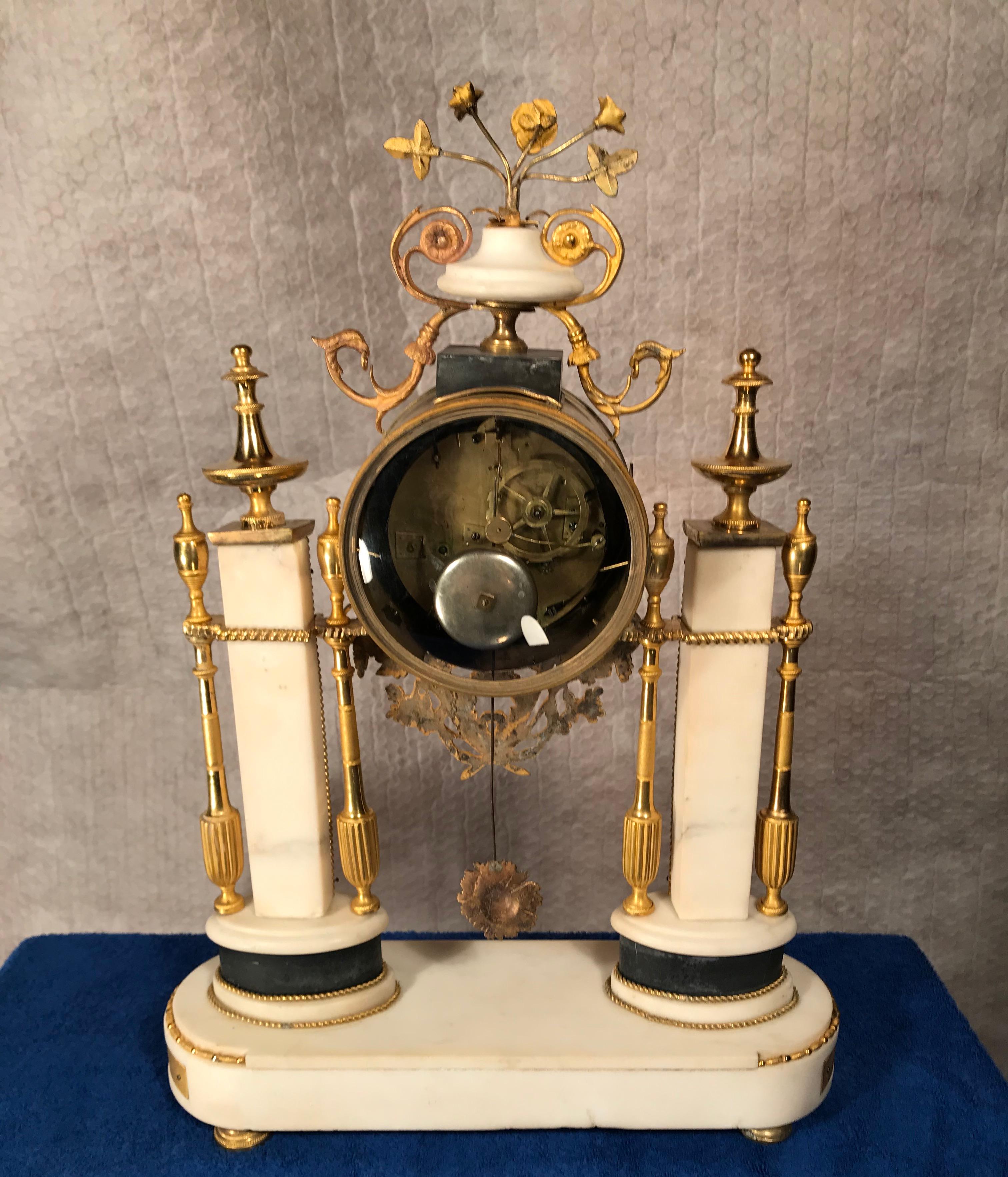 Louis XVI Ormolu Mounted Black and White Marble Mantel Clock, Paris, 1800 For Sale 3