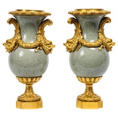 Vases chinois craquelés en céladon montés en bronze doré de style Louis XVI avec poignées en forme de dauphin