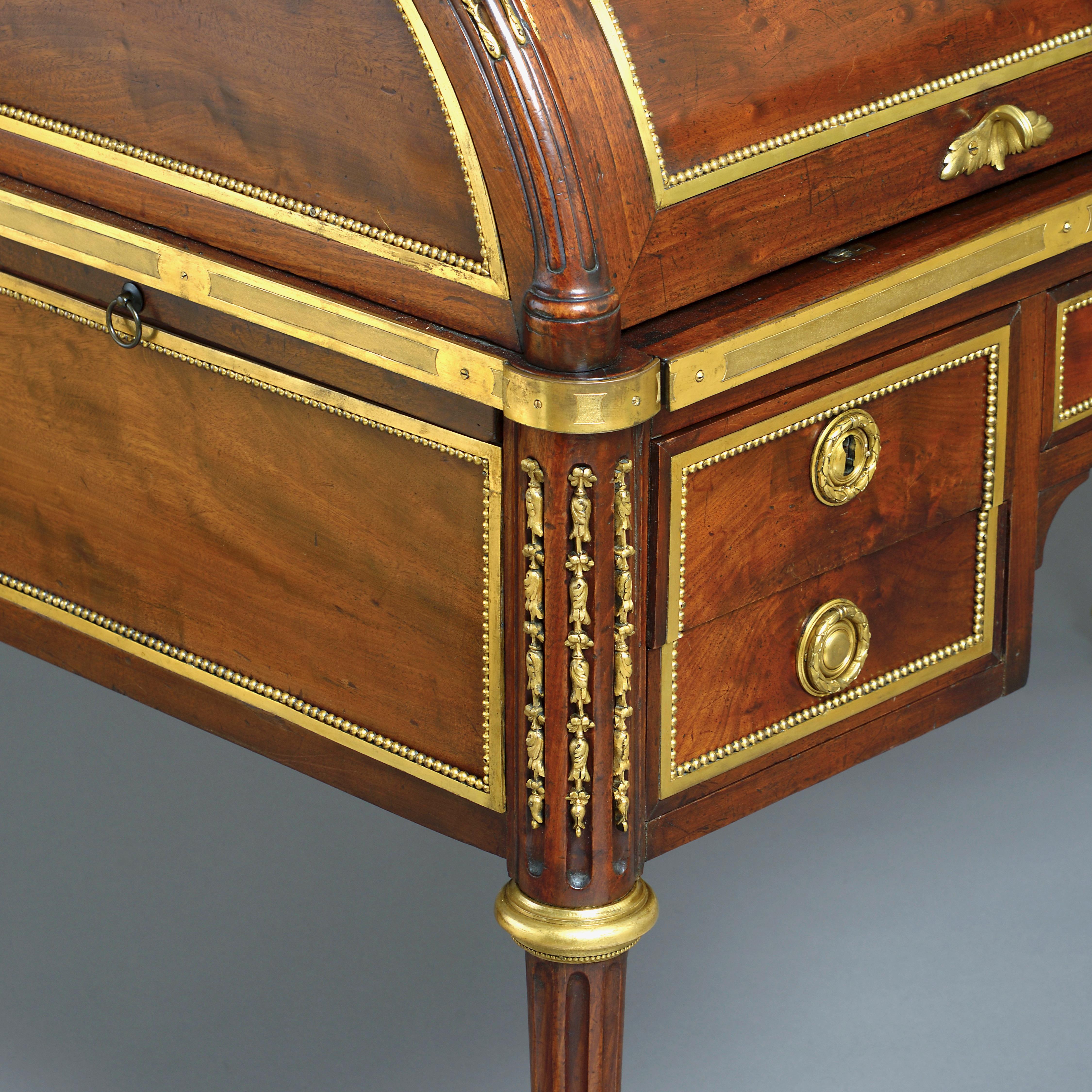 Bureau à Cylindre in mogano Luigi XVI ornato di ormolu di Louis Moreau in vendita 7