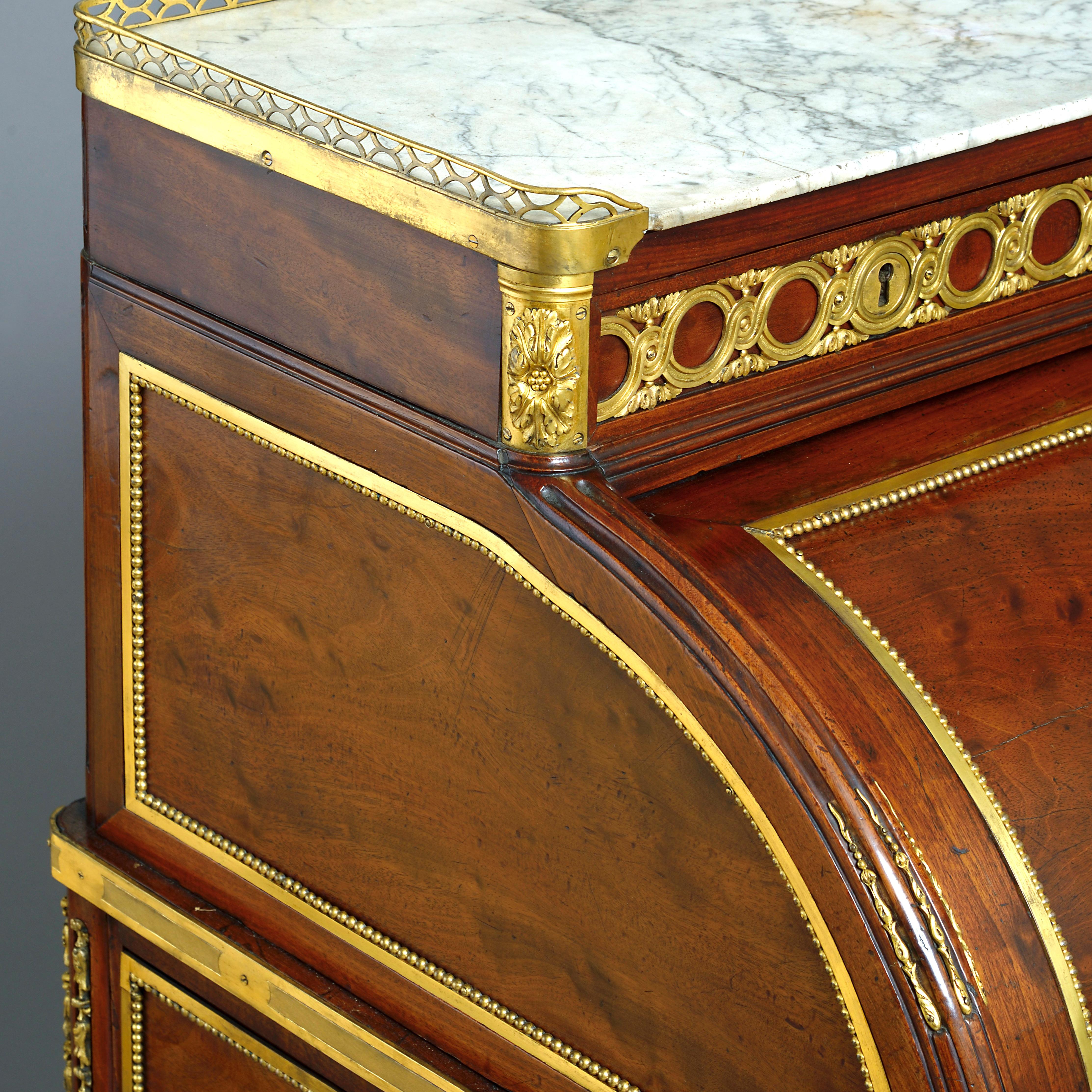 Bureau à Cylindre in mogano Luigi XVI ornato di ormolu di Louis Moreau in vendita 8