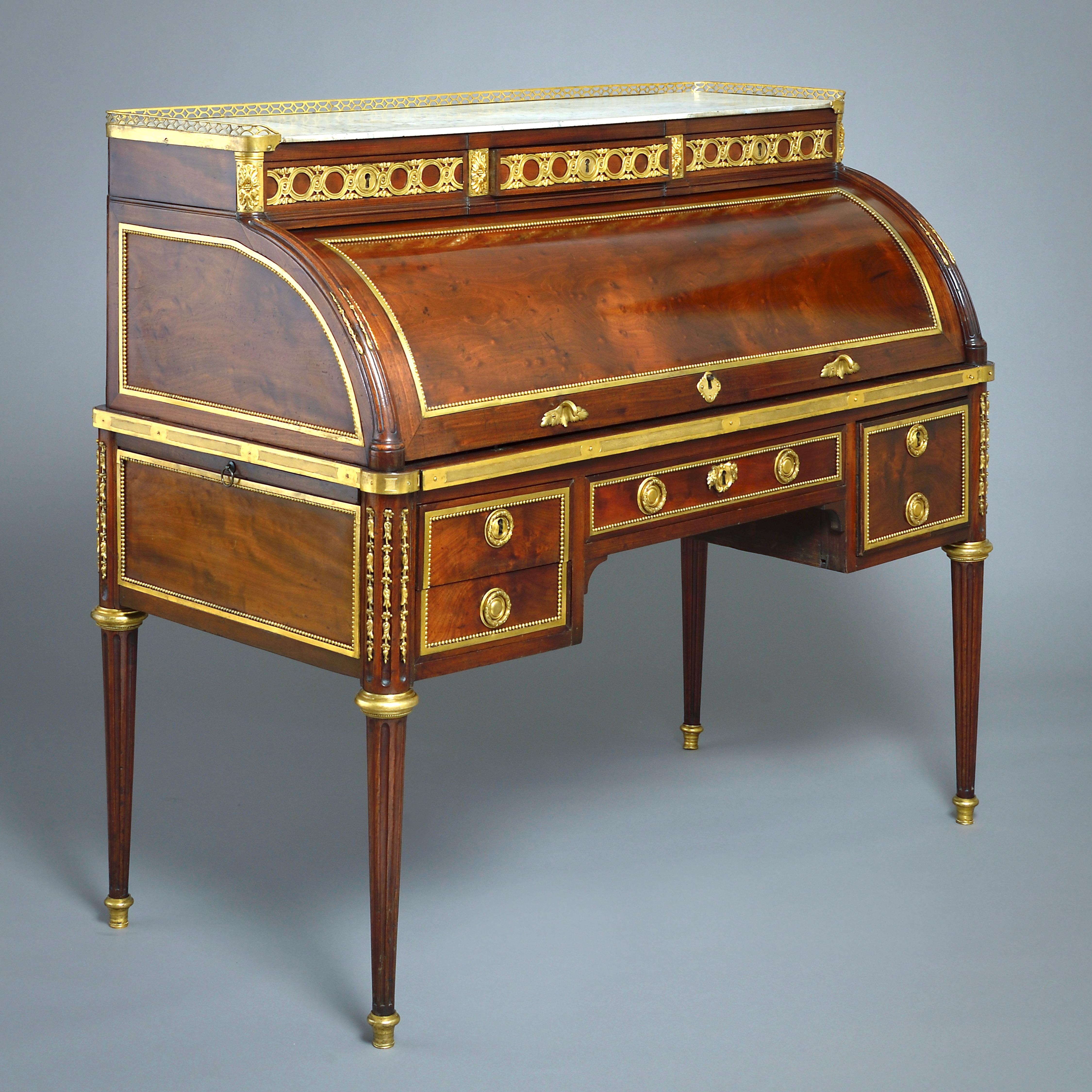 Bureau à Cylindre in mogano Luigi XVI ornato di ormolu di Louis Moreau In condizioni buone in vendita a London, GB
