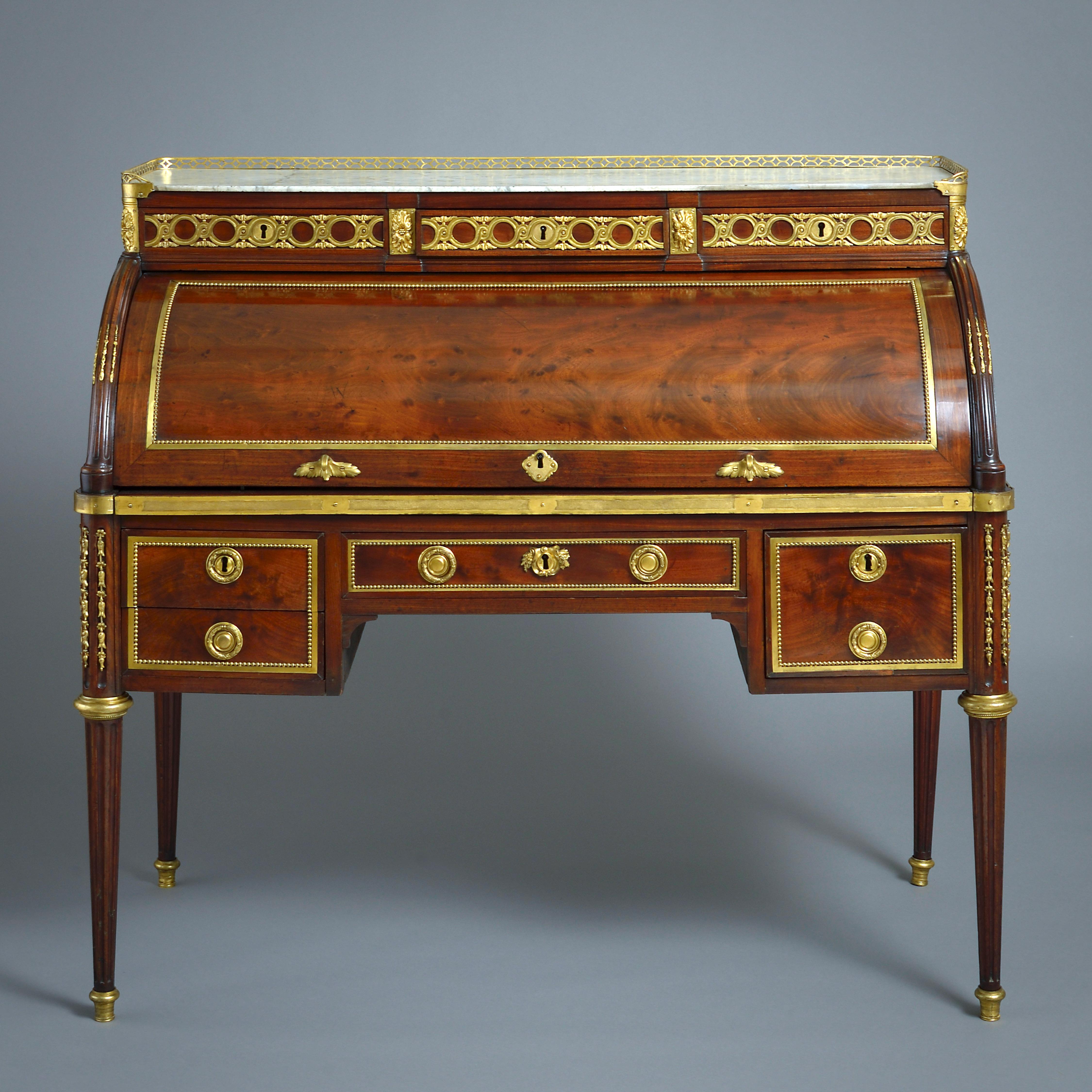 Fino al XVIII secolo Bureau à Cylindre in mogano Luigi XVI ornato di ormolu di Louis Moreau in vendita