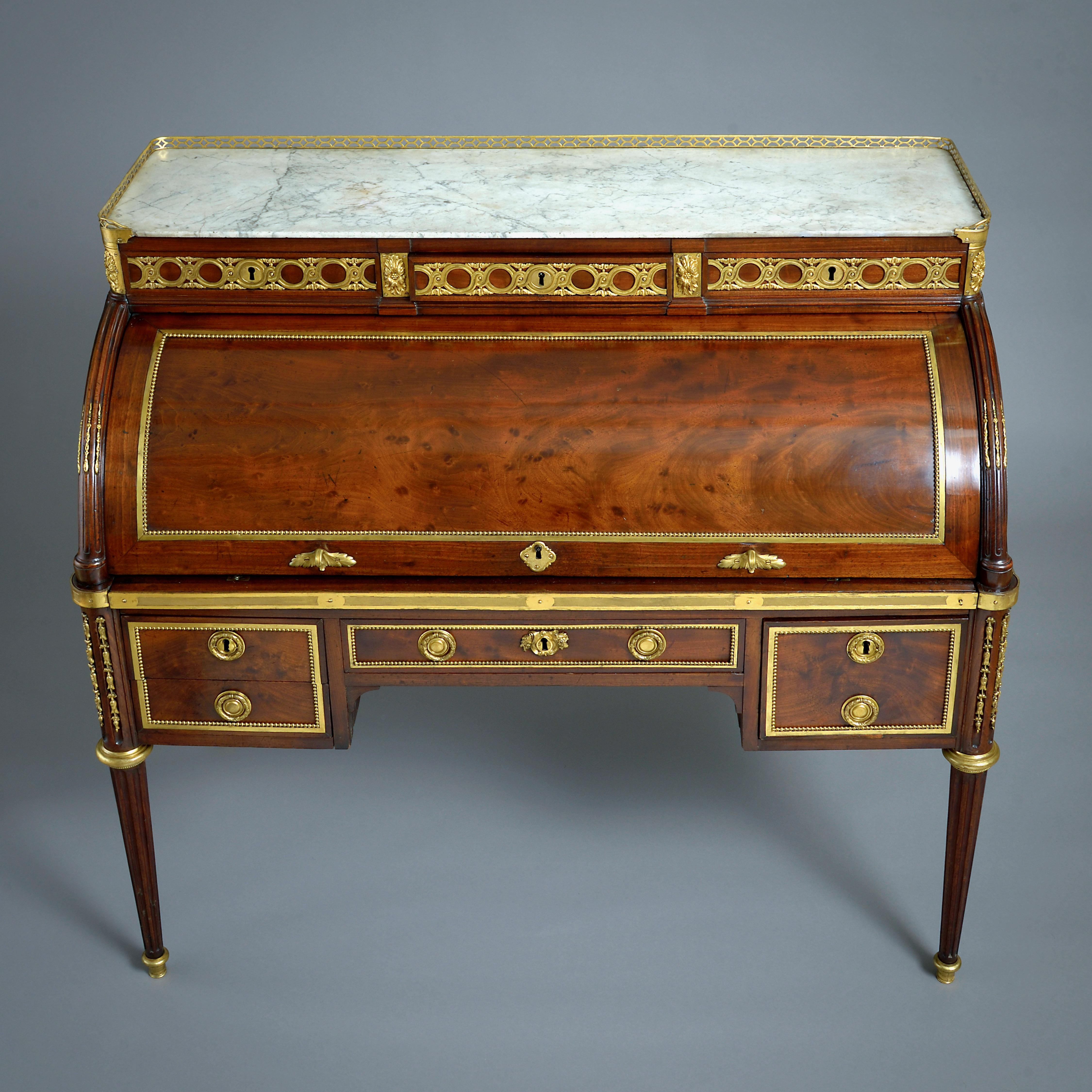 Similoro Bureau à Cylindre in mogano Luigi XVI ornato di ormolu di Louis Moreau in vendita
