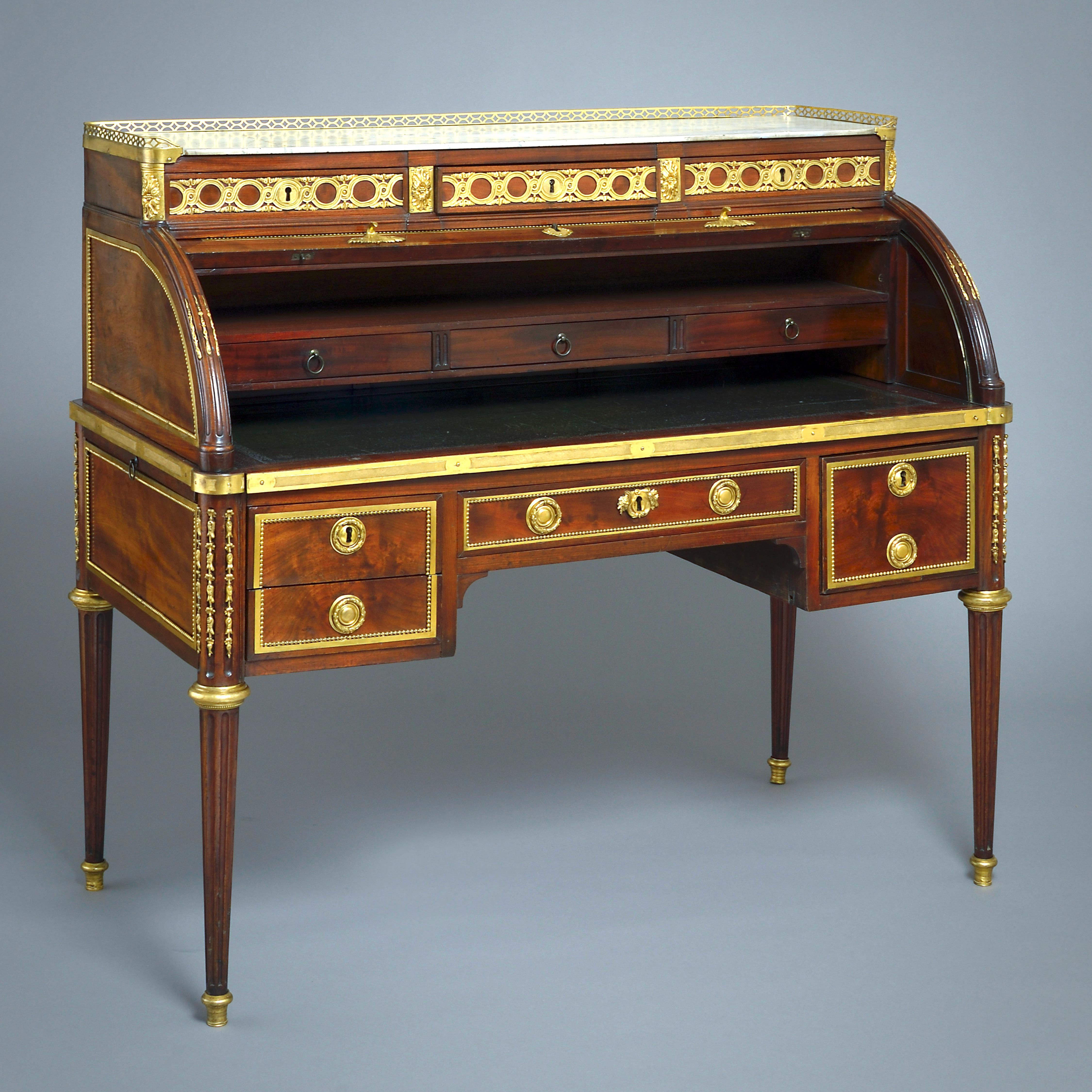 Bureau à Cylindre in mogano Luigi XVI ornato di ormolu di Louis Moreau in vendita 1